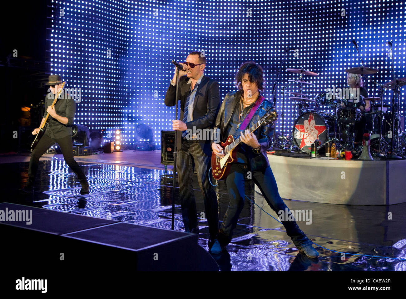 Il 10 agosto 2010 - Morrison, Colorado, Stati Uniti - Stone Temple Pilots esegue al Red Rocks anfiteatro. Nella foto: il bassista ROBERT CETTA, cantante SCOTT WEILAND, batterista ERIC KRETZ e il chitarrista DEAN cetta. (Credito Immagine: © Don Senia Murray/ZUMApress.com) Foto Stock