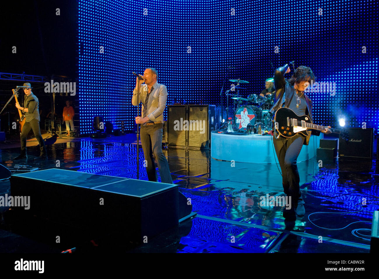 Il 10 agosto 2010 - Morrison, Colorado, Stati Uniti - Stone Temple Pilots esegue al Red Rocks anfiteatro. Nella foto: il bassista ROBERT CETTA, cantante SCOTT WEILAND, batterista ERIC KRETZ e il chitarrista DEAN cetta. (Credito Immagine: © Don Senia Murray/ZUMApress.com) Foto Stock