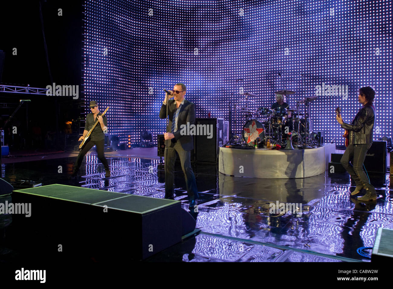 Il 10 agosto 2010 - Morrison, Colorado, Stati Uniti - Stone Temple Pilots esegue al Red Rocks anfiteatro. Nella foto: il bassista ROBERT CETTA, cantante SCOTT WEILAND, batterista ERIC KRETZ e il chitarrista DEAN cetta. (Credito Immagine: © Don Senia Murray/ZUMApress.com) Foto Stock