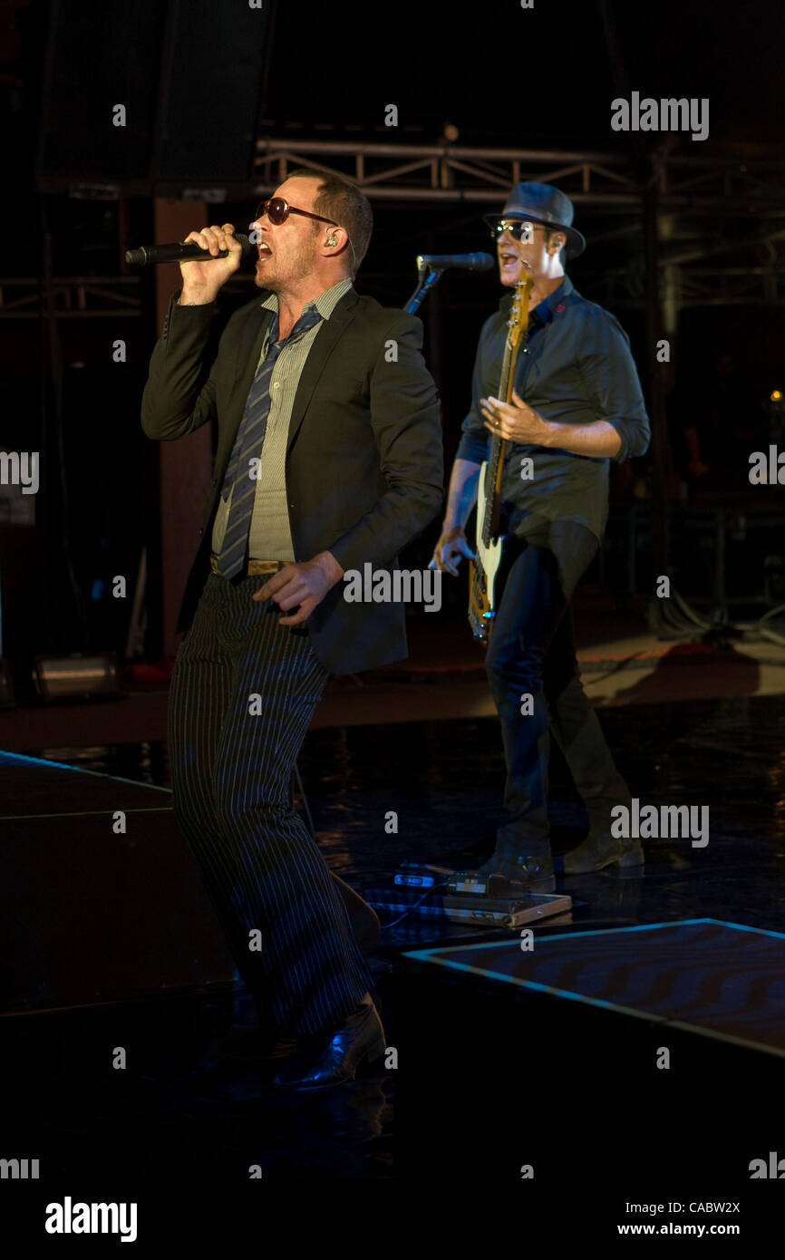 Il 10 agosto 2010 - Morrison, Colorado, Stati Uniti - Il Cantante SCOTT WEILAND ed il bassista ROBERT CETTA di Stone Temple Pilots eseguire al Red Rocks anfiteatro. (Credito Immagine: © Don Senia Murray/ZUMApress.com) Foto Stock