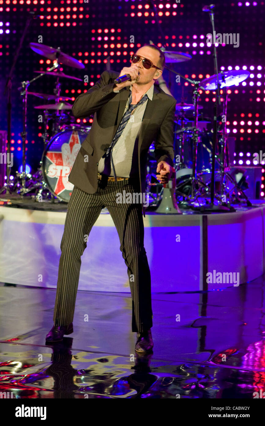 Il 10 agosto 2010 - Morrison, Colorado, Stati Uniti - Il Cantante SCOTT WEILAND degli Stone Temple Pilots esegue al Red Rocks anfiteatro. (Credito Immagine: © Don Senia Murray/ZUMApress.com) Foto Stock