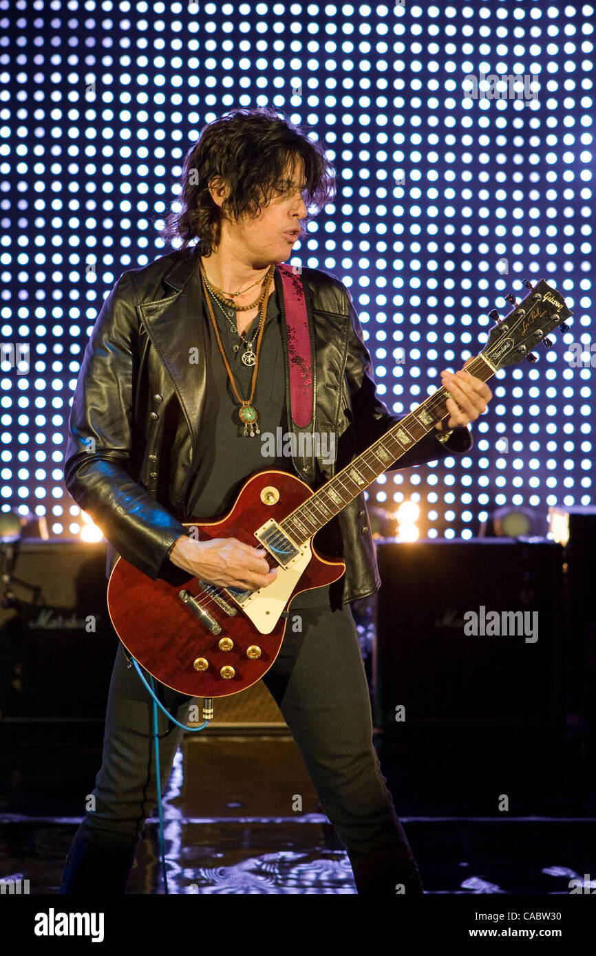 Il 10 agosto 2010 - Morrison, Colorado, Stati Uniti - Chitarrista DEAN CETTA di Stone Temple Pilots esegue al Red Rocks anfiteatro. (Credito Immagine: © Don Senia Murray/ZUMApress.com) Foto Stock