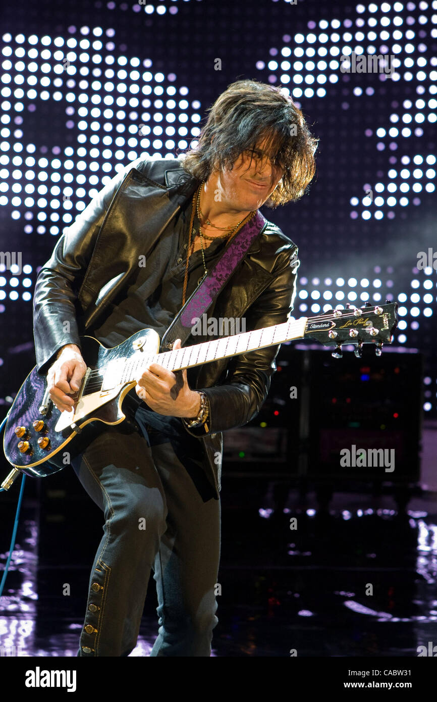Il 10 agosto 2010 - Morrison, Colorado, Stati Uniti - Chitarrista DEAN CETTA di Stone Temple Pilots esegue al Red Rocks anfiteatro. (Credito Immagine: © Don Senia Murray/ZUMApress.com) Foto Stock