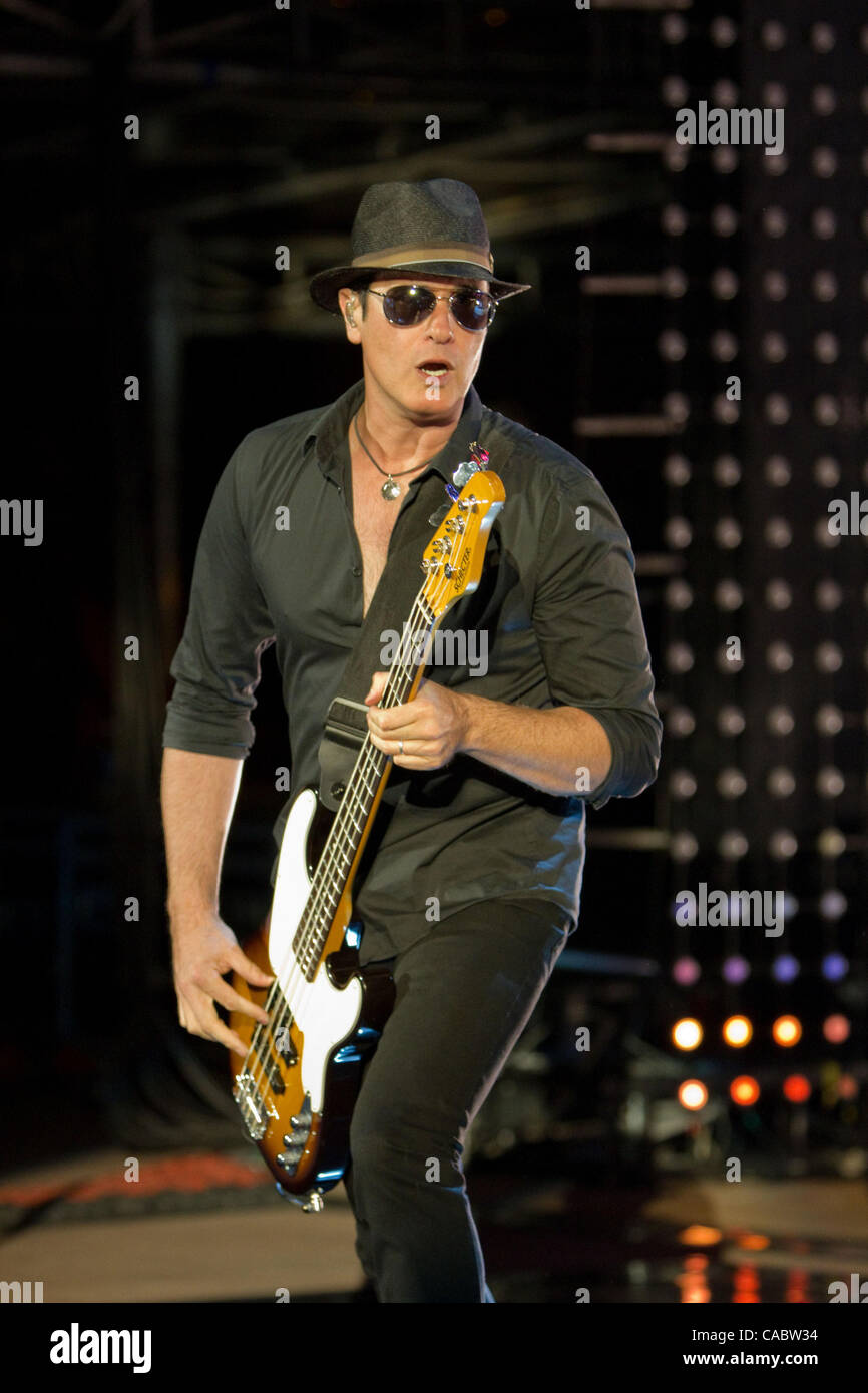 Il 10 agosto 2010 - Morrison, Colorado, Stati Uniti - Il bassista ROBERT CETTA di Stone Temple Pilots esegue al Red Rocks anfiteatro. (Credito Immagine: © Don Senia Murray/ZUMApress.com) Foto Stock
