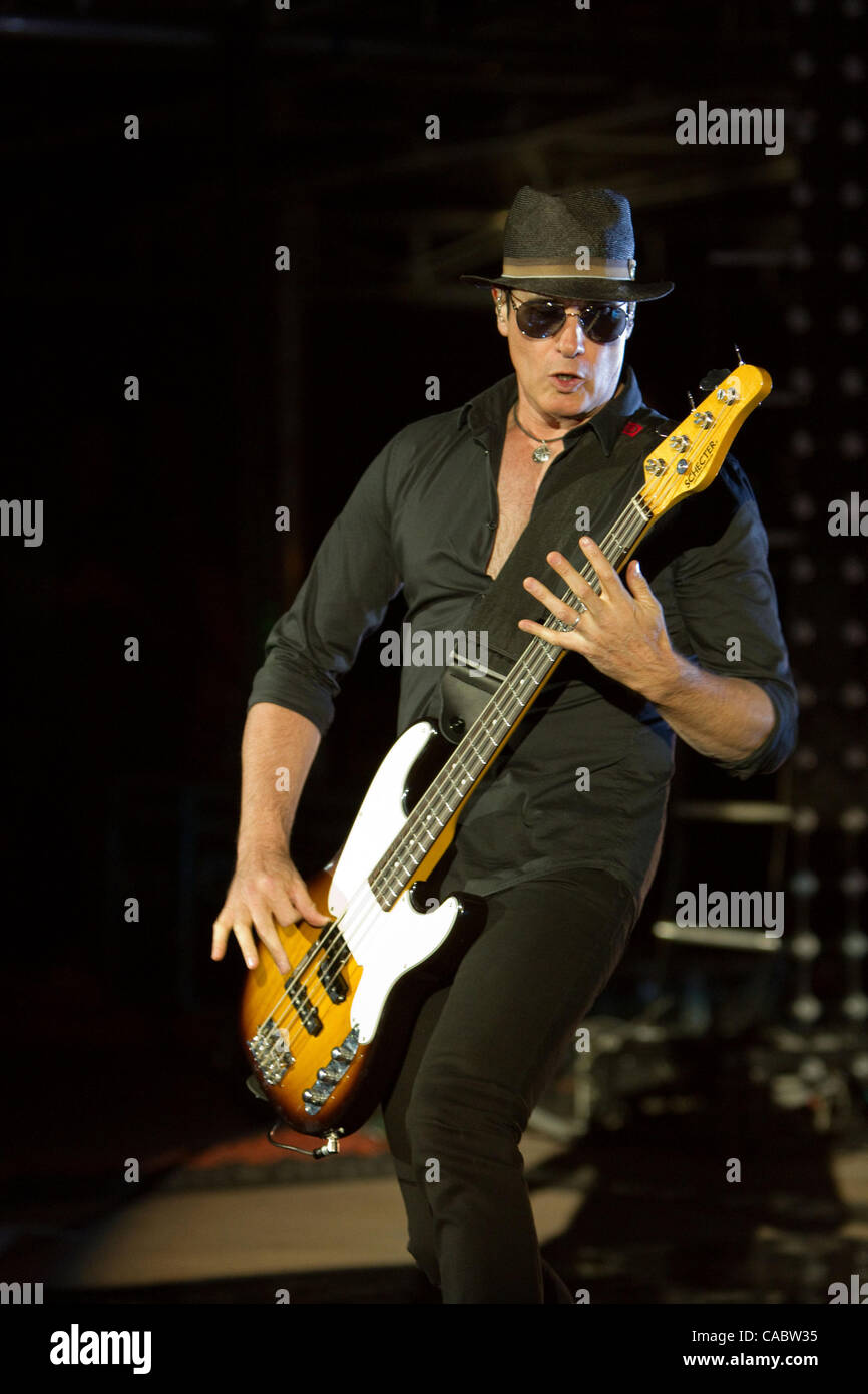 Il 10 agosto 2010 - Morrison, Colorado, Stati Uniti - Il bassista ROBERT CETTA di Stone Temple Pilots esegue al Red Rocks anfiteatro. (Credito Immagine: © Don Senia Murray/ZUMApress.com) Foto Stock