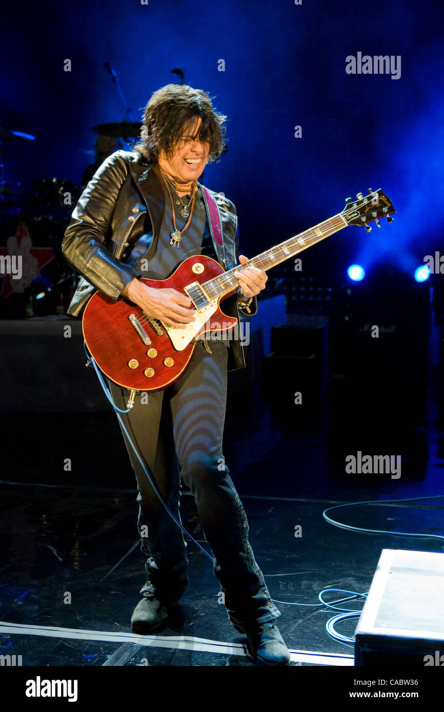 Il 10 agosto 2010 - Morrison, Colorado, Stati Uniti - Chitarrista DEAN CETTA di Stone Temple Pilots esegue al Red Rocks anfiteatro. (Credito Immagine: © Don Senia Murray/ZUMApress.com) Foto Stock