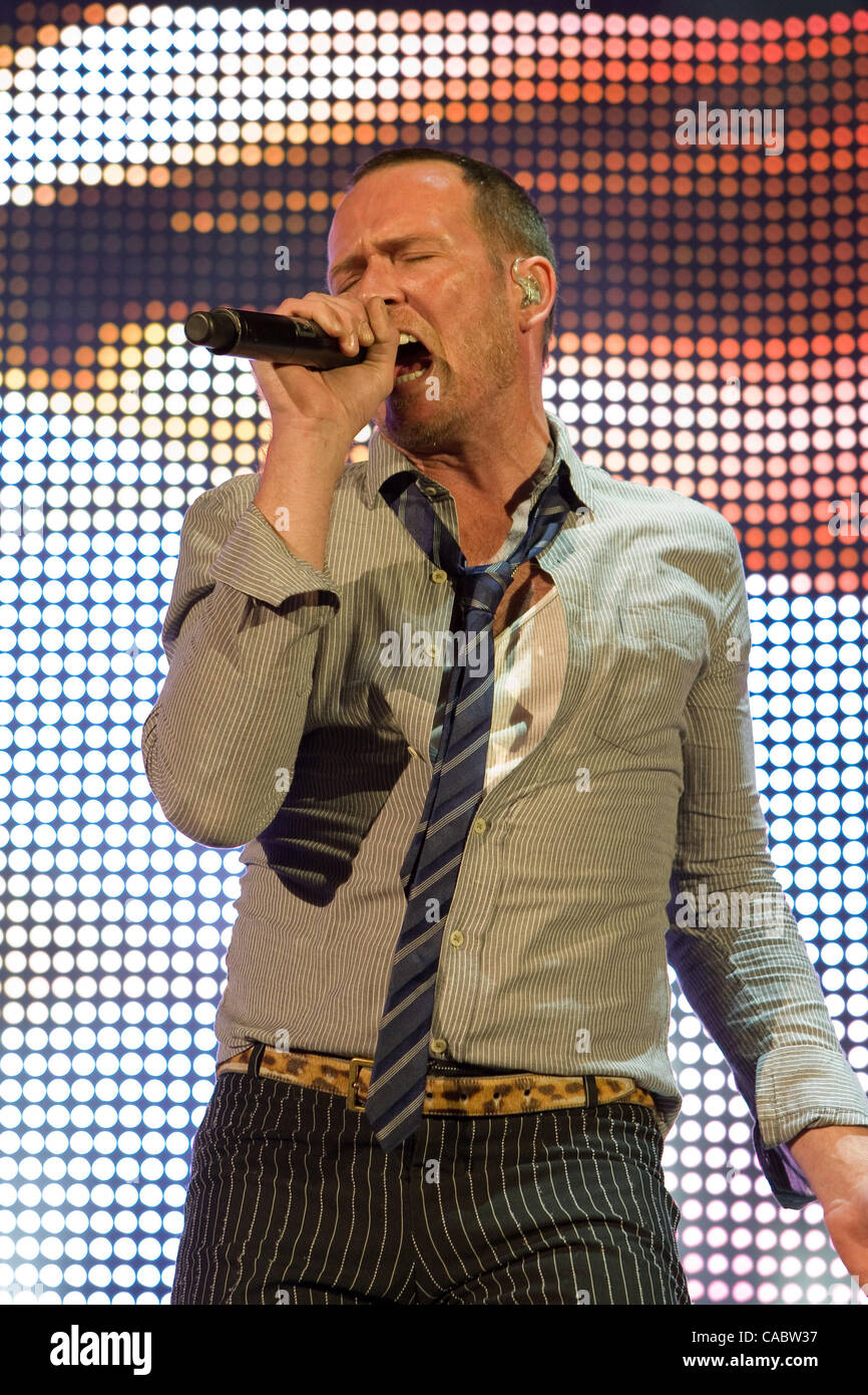 Il 10 agosto 2010 - Morrison, Colorado, Stati Uniti - Il Cantante SCOTT WEILAND degli Stone Temple Pilots esegue al Red Rocks anfiteatro. (Credito Immagine: © Don Senia Murray/ZUMApress.com) Foto Stock