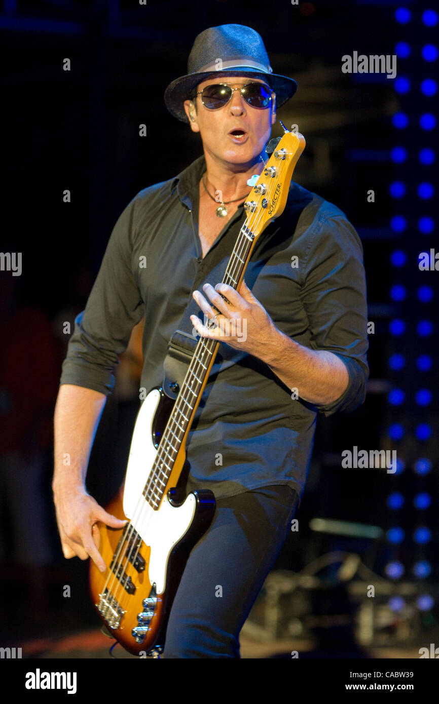 Il 10 agosto 2010 - Morrison, Colorado, Stati Uniti - Il bassista ROBERT CETTA di Stone Temple Pilots esegue al Red Rocks anfiteatro. (Credito Immagine: © Don Senia Murray/ZUMApress.com) Foto Stock