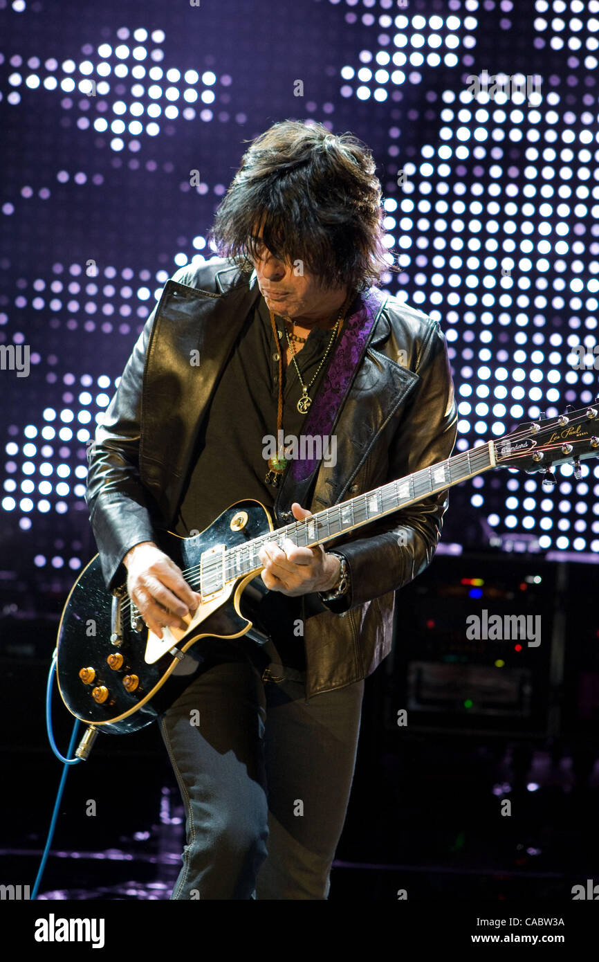 Il 10 agosto 2010 - Morrison, Colorado, Stati Uniti - Chitarrista DEAN CETTA di Stone Temple Pilots esegue al Red Rocks anfiteatro. (Credito Immagine: © Don Senia Murray/ZUMApress.com) Foto Stock