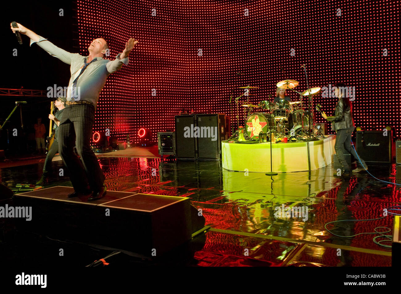 Il 10 agosto 2010 - Morrison, Colorado, Stati Uniti - Stone Temple Pilots esegue al Red Rocks anfiteatro. Nella foto: il bassista ROBERT CETTA, cantante SCOTT WEILAND, batterista ERIC KRETZ e il chitarrista DEAN cetta. (Credito Immagine: © Don Senia Murray/ZUMApress.com) Foto Stock