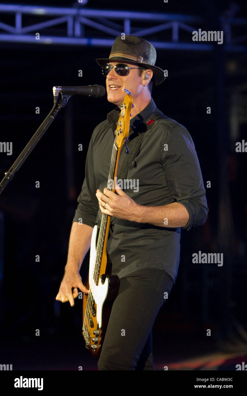 Il 10 agosto 2010 - Morrison, Colorado, Stati Uniti - Il bassista ROBERT CETTA di Stone Temple Pilots esegue al Red Rocks anfiteatro. (Credito Immagine: © Don Senia Murray/ZUMApress.com) Foto Stock