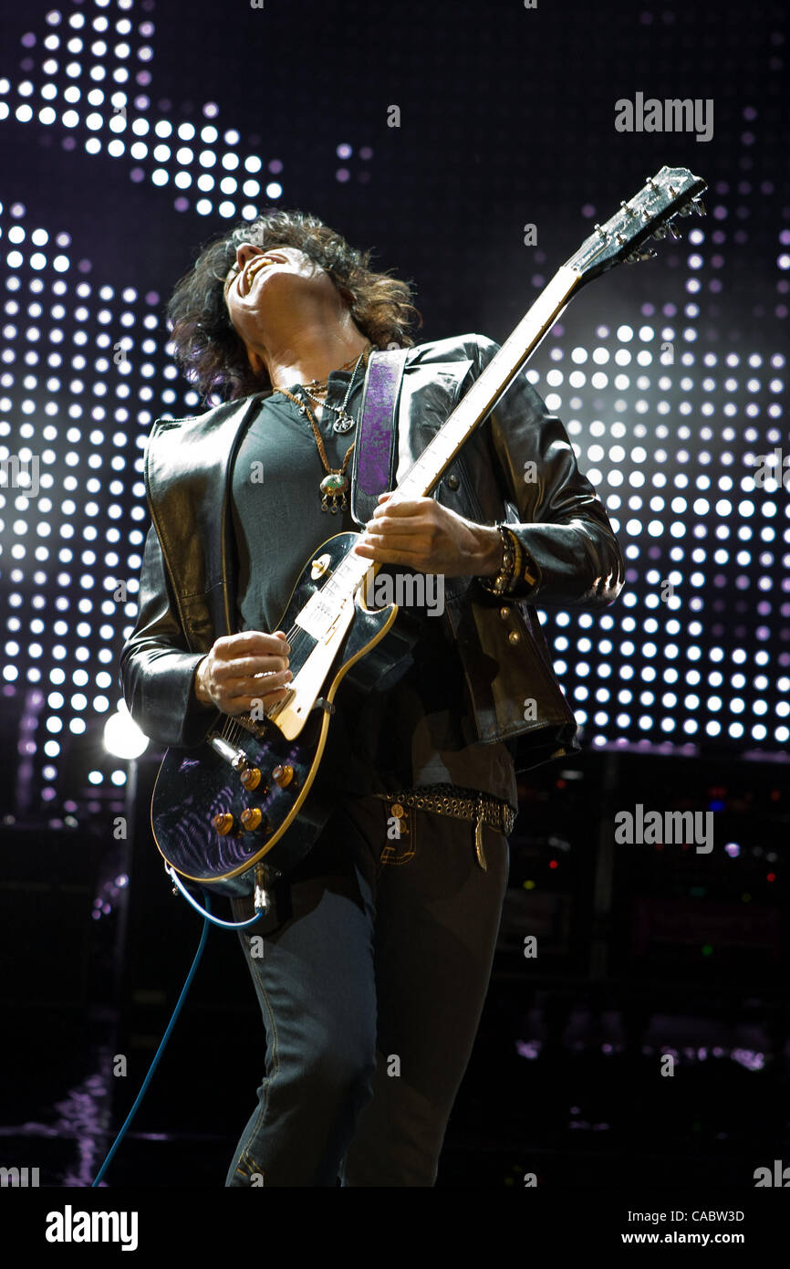Il 10 agosto 2010 - Morrison, Colorado, Stati Uniti - Chitarrista DEAN CETTA di Stone Temple Pilots esegue al Red Rocks anfiteatro. (Credito Immagine: © Don Senia Murray/ZUMApress.com) Foto Stock