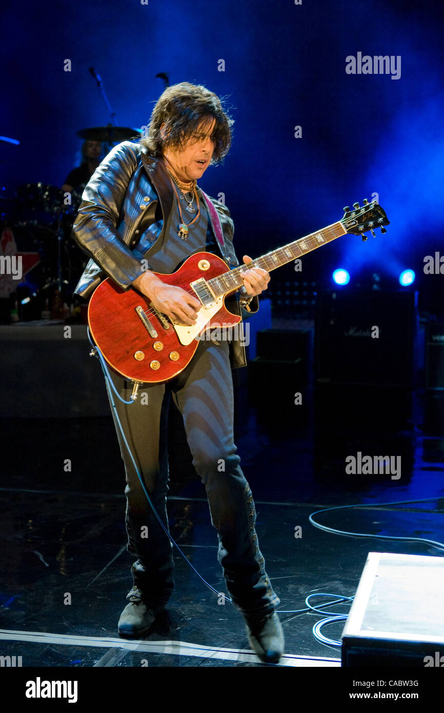 Il 10 agosto 2010 - Morrison, Colorado, Stati Uniti - Chitarrista DEAN CETTA di Stone Temple Pilots esegue al Red Rocks anfiteatro. (Credito Immagine: © Don Senia Murray/ZUMApress.com) Foto Stock
