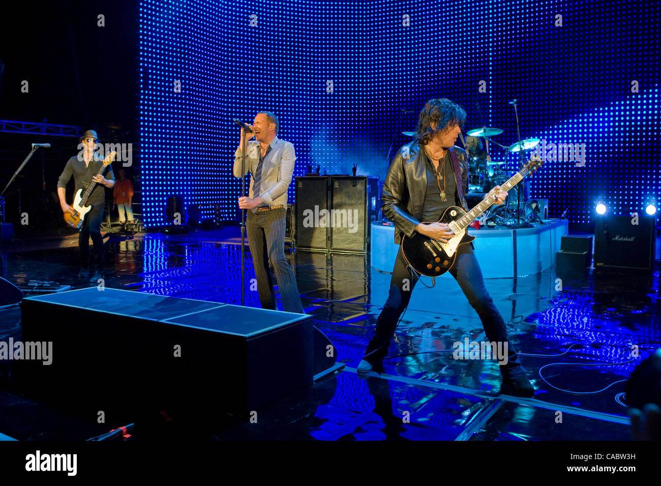 Il 10 agosto 2010 - Morrison, Colorado, Stati Uniti - Stone Temple Pilots esegue al Red Rocks anfiteatro. Nella foto: il bassista ROBERT CETTA, cantante SCOTT WEILAND, batterista ERIC KRETZ e il chitarrista DEAN cetta. (Credito Immagine: © Don Senia Murray/ZUMApress.com) Foto Stock