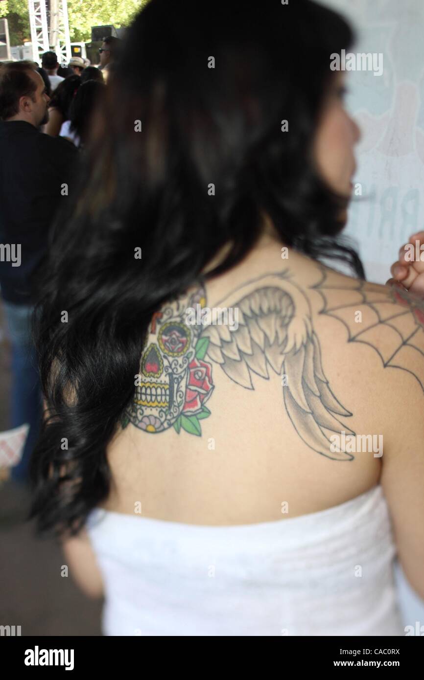 Jul 03, 2010 - Irvine, California, Stati Uniti d'America - Il XVI Hootenanny annuale di musica e festival culturale a Oak Canyon Ranch. Una donna con un enorme teschio con ali e una ragnatela di tatuaggio sulla sua schiena presso il rockabilly festival di musica. (Credito Immagine: Â© Chris Lee/ZUMApress.com) Foto Stock