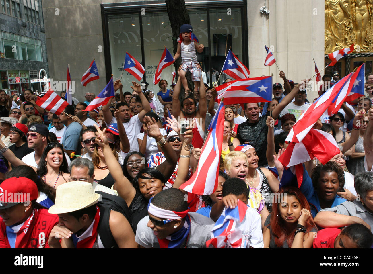 Parade frequentatori di Puerto Rican Day parade sulla Quinta Avenue in Manhatan. Foto Stock