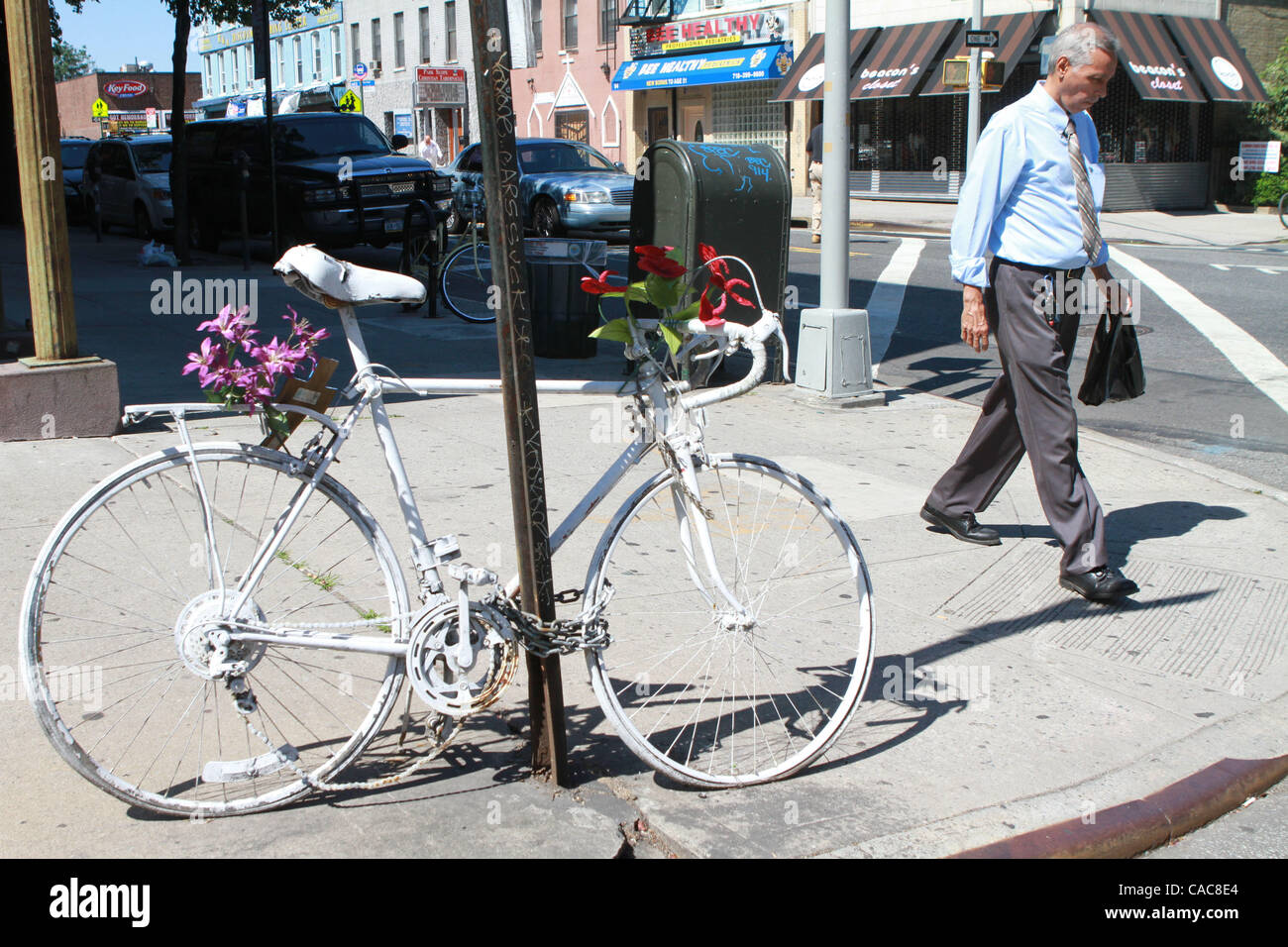 Memoriale di Liz Padilla uccisi nel 2005 all'angolo della Quinta Avenue e prospettiva Ave. a Park Slope a Brooklyn. Città vuole rimuovere il bike-morte memoriali in tutto il distretto 5. Photo credit: Mariela Lombard/ZUMA premere. Foto Stock