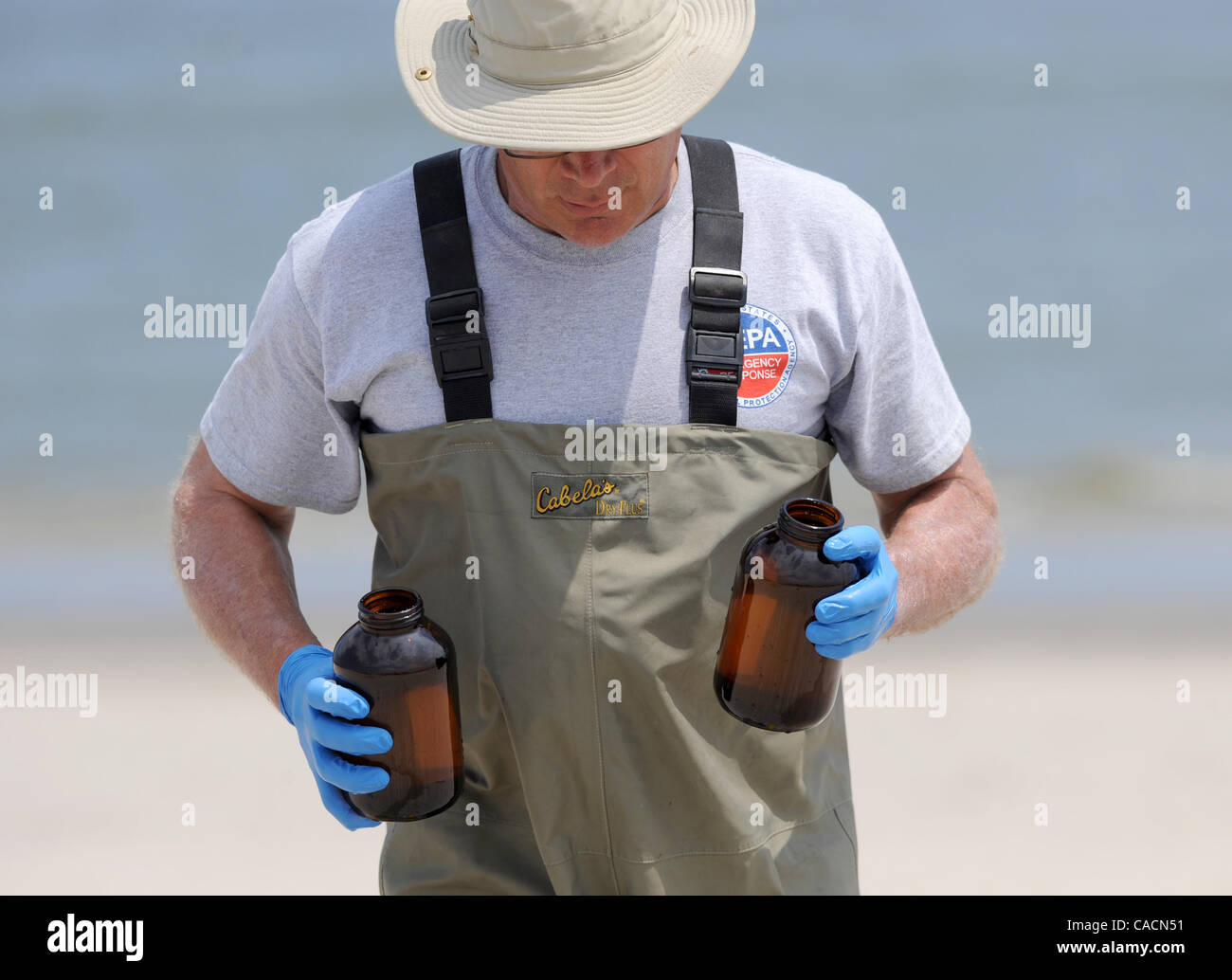 Giugno 21, 2010 - Grand Isle, Louisiana, Stati Uniti - Randy Schademann, un coordinatore di scena con la US Environmental Protection Agency, ritorna con campioni di acqua prelevati dal Golfo del Messico sulla spiaggia a Grand Isle, Louisiana, Stati Uniti d'America, 21 giugno 2010. I campioni vengono testati da EPA per olio e chimico Foto Stock