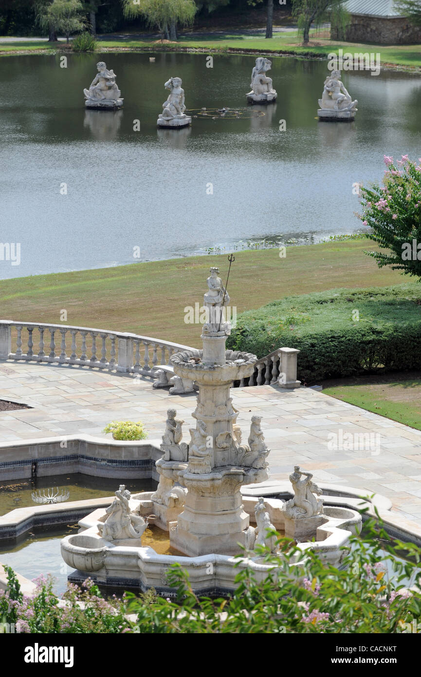 19 agosto 2010 - Johns Creek, GA, Stati Uniti - JOHNS CREEK, GA - 19 agosto: i giardini di Larry Dean ha ornato mansion in Johns Creek, Georgia il giovedì 19 agosto, 2010. È riportato che attore regista Tyler Perry ha acquistato il 58 acri in cui chiedevo 3.9 milioni, giù da un massimo di 2 milioni di euro Foto Stock