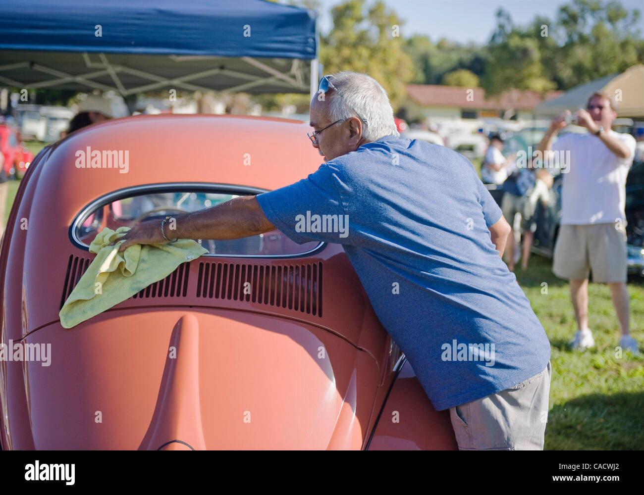 Settembre 25, 2010 - Solvang, California, Stati Uniti - Proprietari di Volkswagen e ammiratori a raccogliere il VW Veteranentreffen 11, biennale car show e swap meet in Solvang. Mostra classi includono tutti i pre 1967 stock VWs: split, ovale, quadrata, Ghia, cabrio, tipo 2 e 3 e di particolare interesse. (Credito Immagine: © P Foto Stock