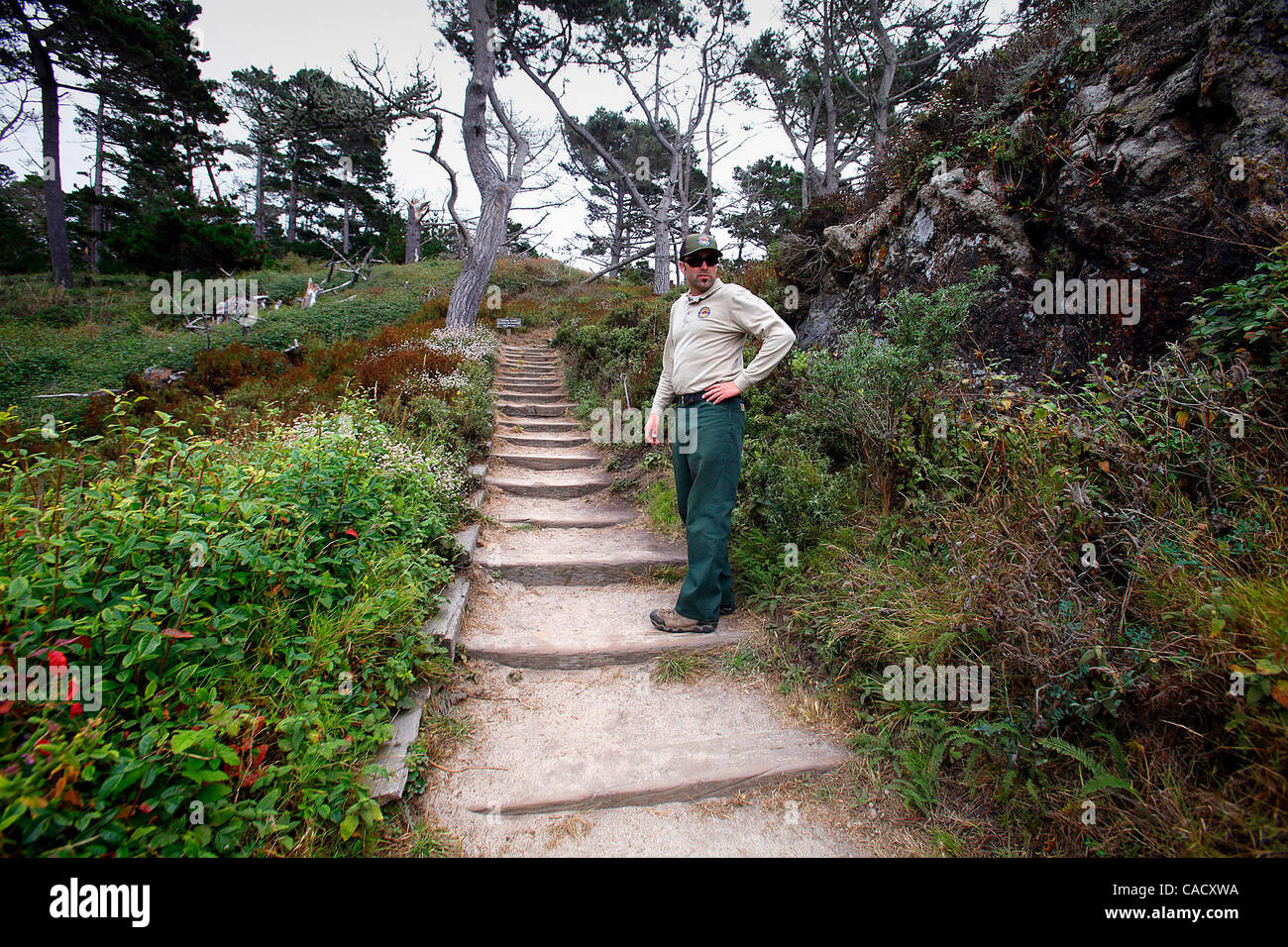 Agosto 26, 2010 - Carmelo Highlands, California, Stati Uniti - Jake Bentley, trail supervisore con il Dipartimento di Stato per Parchi e Ricreazione, passeggiate una sezione del Bird Island Trail a punto Lobos State Park. Un progetto è slittato per iniziare in novembre che renderà il Bird Island Trail ADA. (Credito Foto Stock