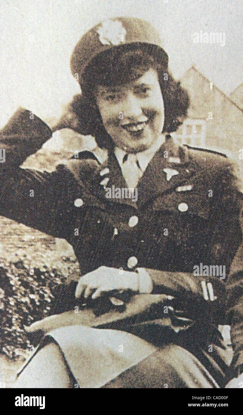 (Pubblicato il 11/11/2003, B-1:1,7; UTS1771290) SLvet.swerdlow213009x002/Ott 28---Lillian Swerdlow arrivati in Europa sul D-Day e servita in un ospedale in Inghilterra. Lei è stato un infermiere ortopedico. Questa copia è stata scattata la foto quando Swerdlow era una seconda Lieutentant nel 1944. Foto Stock