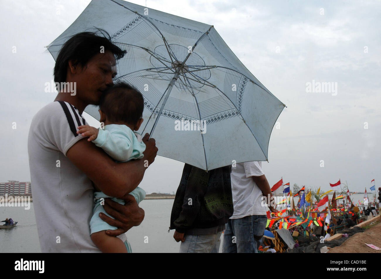 Gli abitanti di un villaggio al villaggio fisheman board sulla barca durante un pescatore alms cerimonia del mare o Tradisi Nyadran nella lingua locale in Marunda periferia di Jakarta, luglio 25, 2010.Tradisi Nyadran è una tradizione della comunità costiere è un simbolo del rapporto con gli antenati, colleghi, Dio e l'universo, come Foto Stock