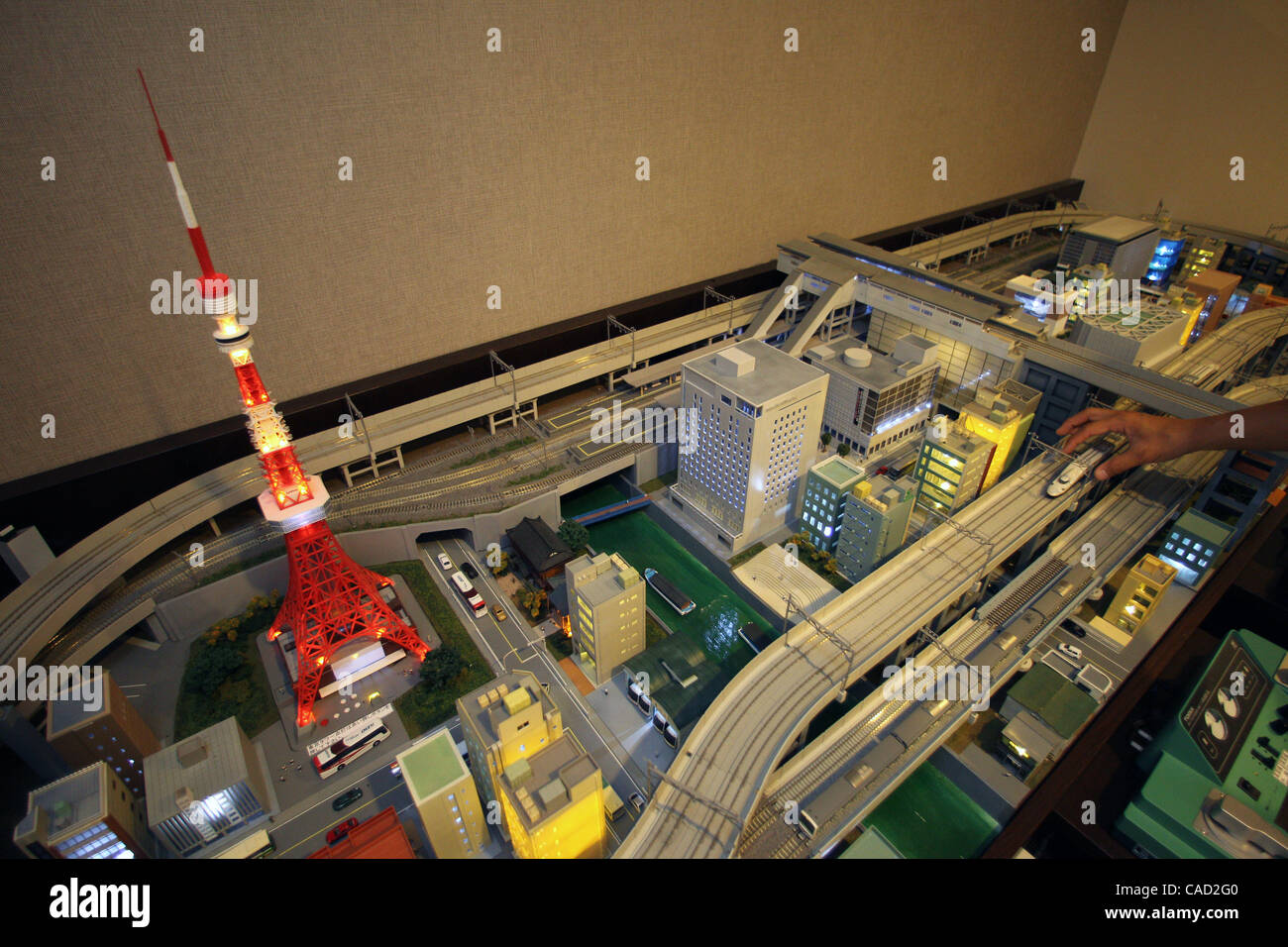 Sep 22, 2010 - Tokyo, Giappone - l'uomo gioca con un 3 metro e 2 metro di lunghezza a forma di L in Diorama un 'treno' stanza a Washington Hotel di Akihabara, Tokyo, Giappone. Le camere del treno bersagli 'Densha Otaku' (Treno Geek), un potente consumatore in Giappone e il guest è in grado di giocare con il treno sul diorama. Il Trai Foto Stock