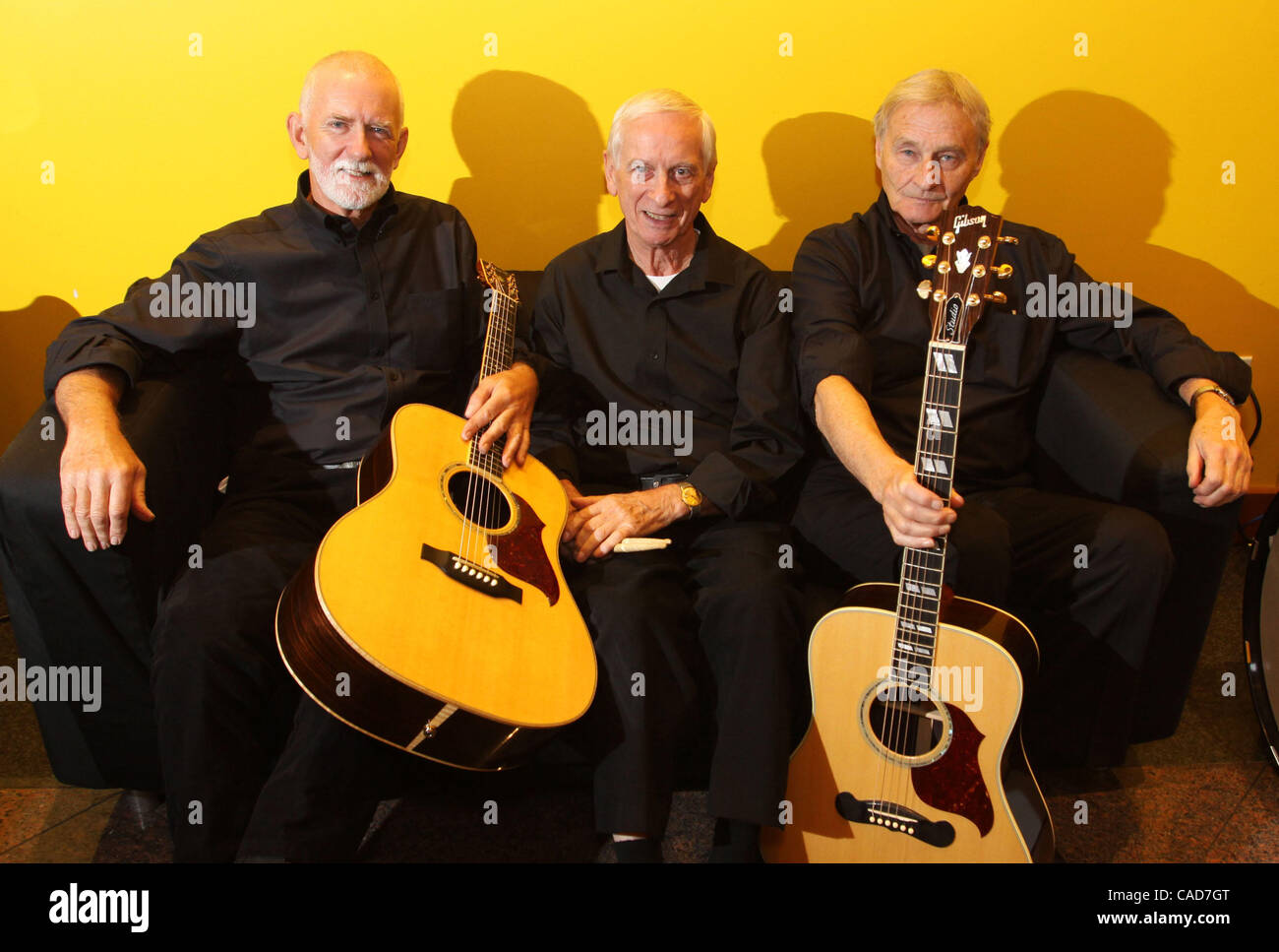 I cavatori, (L-R) ROD DAVIS, COLIN HANTON, LEN GARRY, i britannici del gruppo rock che generò John Lennon nei primi anni sessanta, provate a Gibson Guitar in New York City. Essi sono in corso su un breve tour negli Stati Uniti a sostegno di quello che sarebbe stato il John Lennon il settantesimo compleanno (9 ottobre 2010) Foto Stock