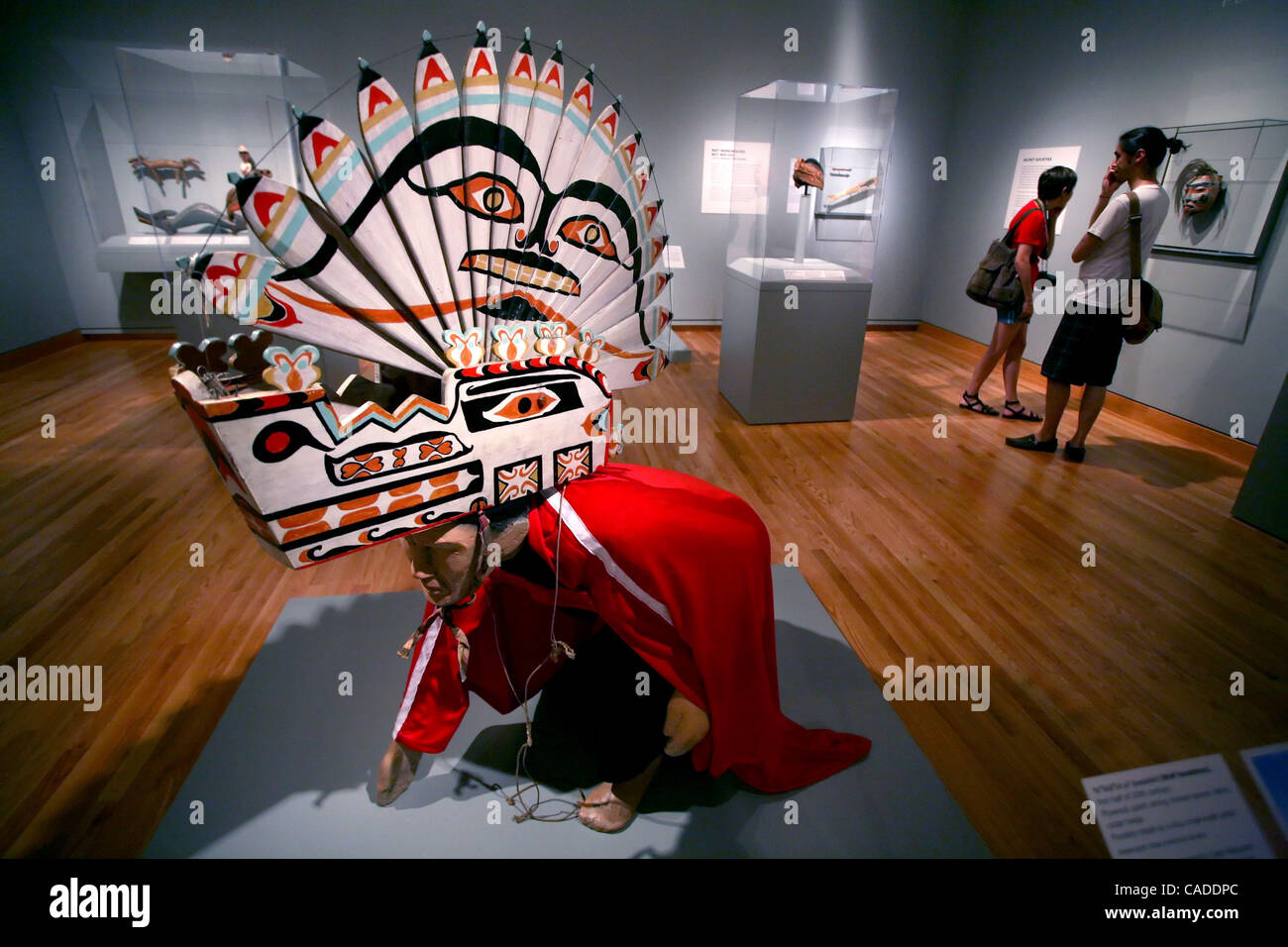 Agosto 14, 2010 - Seattle, Washington, Stati Uniti - Un inizio xx secolo wolf copricapo al Seattle Art Museum per l'apertura della mostra "dietro le quinte: la vera storia di Quileute lupi' a Seattle, Washington. La mostra è un contrappunto al popolarissimo fantasy serie 'Twilight' dove Foto Stock