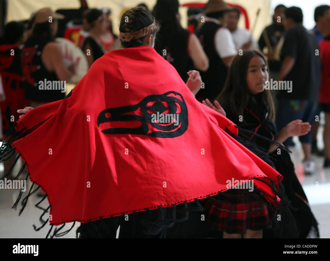 Agosto 14, 2010 - Seattle, Washington, Stati Uniti - Quileute nazione i tribali SKY PENN E ANNA HUDSON eseguire una tenuta di caccia canzone d'amore danza al Seattle Art Museum per l'apertura della mostra "dietro le quinte: la vera storia di Quileute lupi' a Seattle, Washington. La mostra è un counterp Foto Stock