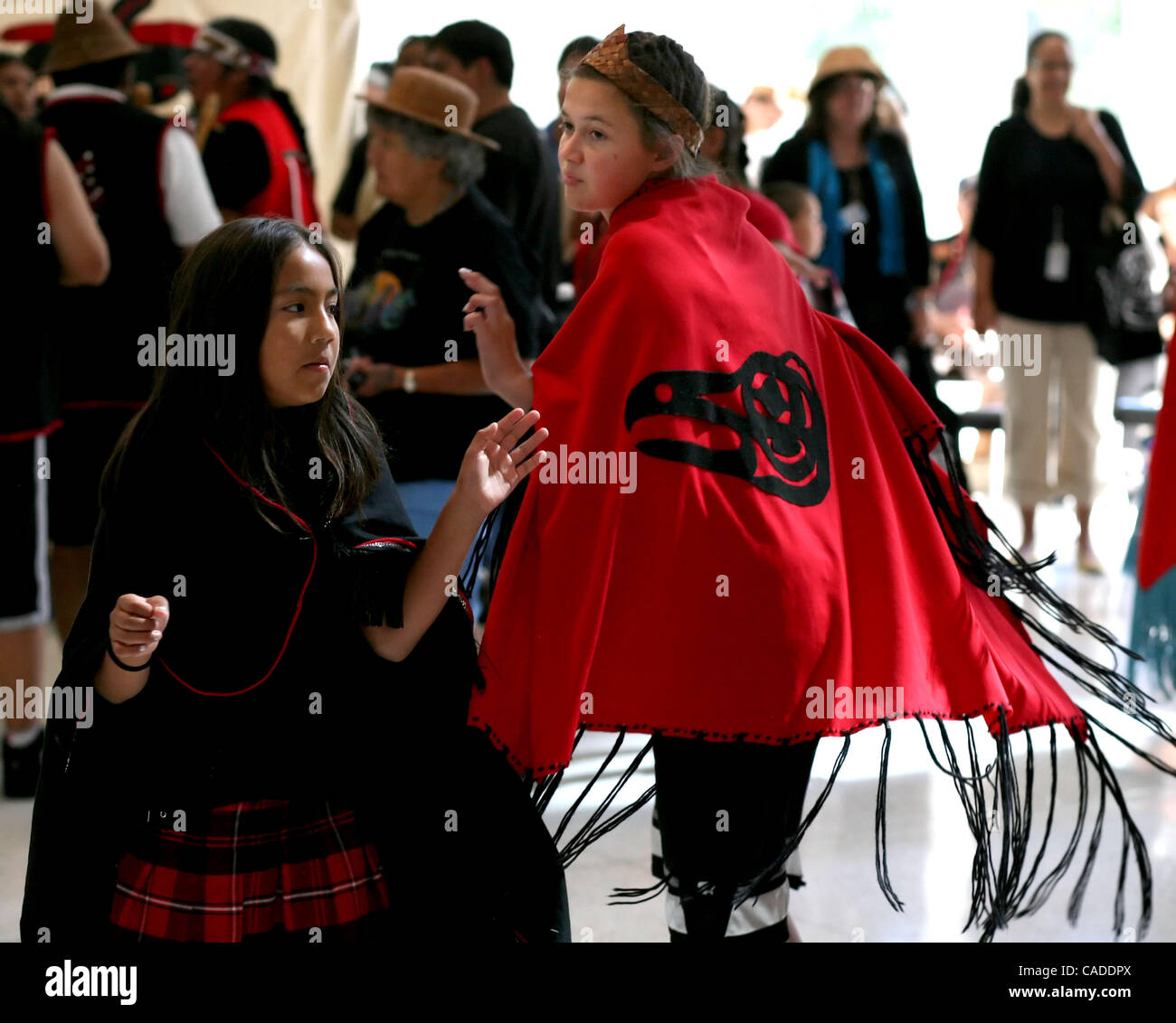 Agosto 14, 2010 - Seattle, Washington, Stati Uniti - Quileute nazione i tribali ANNA HUDSON e SKY PENN eseguire una tenuta di caccia canzone d'amore danza al Seattle Art Museum per l'apertura della mostra "dietro le quinte: la vera storia di Quileute lupi' a Seattle, Washington. La mostra è un counterp Foto Stock