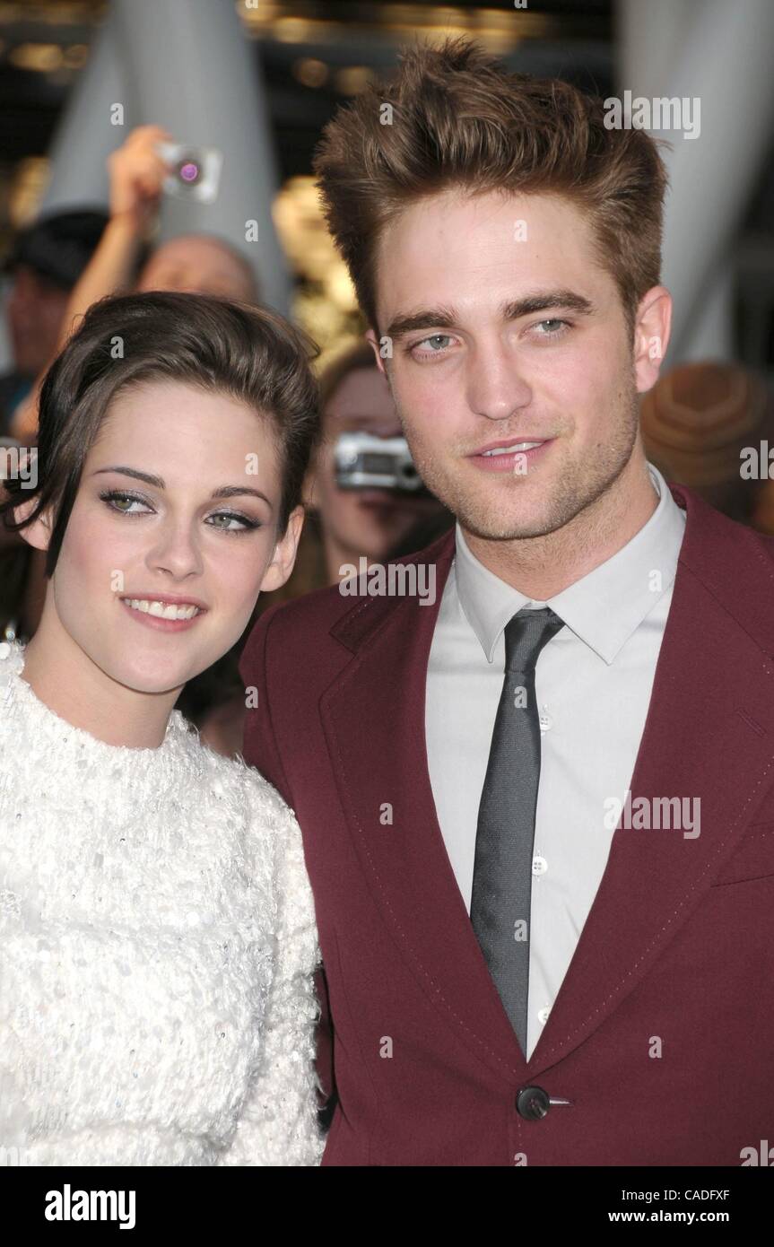 Jun 24, 2010 - Los Angeles, California, Stati Uniti d'America - attrice Kristen Stewart, attore Robert Pattinson al 'Twilight Saga Eclispe' LAPremiere tenutosi presso il Nokia Theater. (Credito Immagine: © Paul Fenton/ZUMA Press) Foto Stock