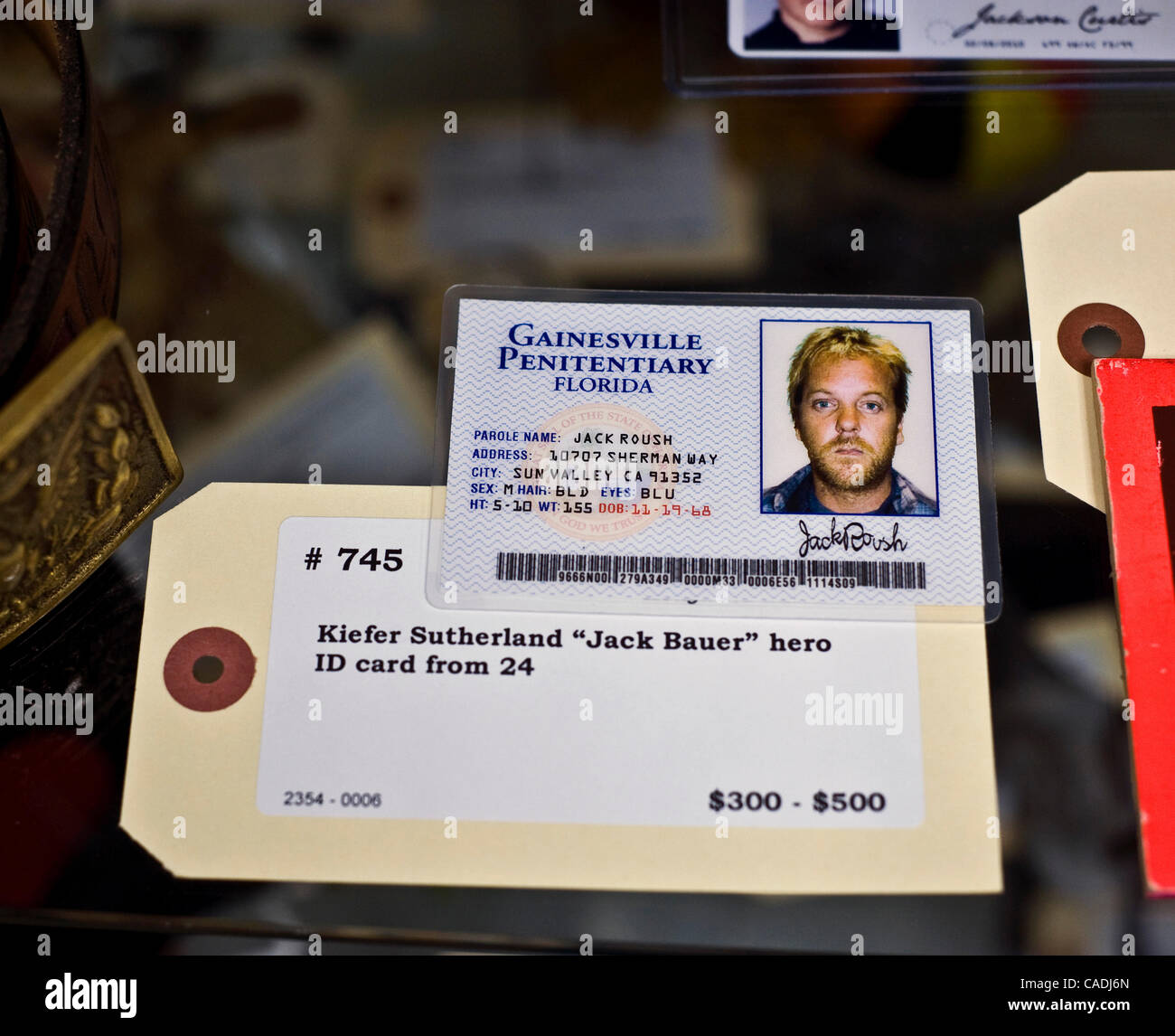 8 giugno 2010 - Calabasas, California, Stati Uniti d'America - un Kiefer Sutherland "Jack Bauer eroe' ID card dalla serie tv, "24", uno di più di 1.500 di Hollywood iconici collectibles per essere offerti in vendita a profili nella storia di 'Hollywood Auction 40' su giugno 10-12, 2010. Stima di aste per questa voce i Foto Stock