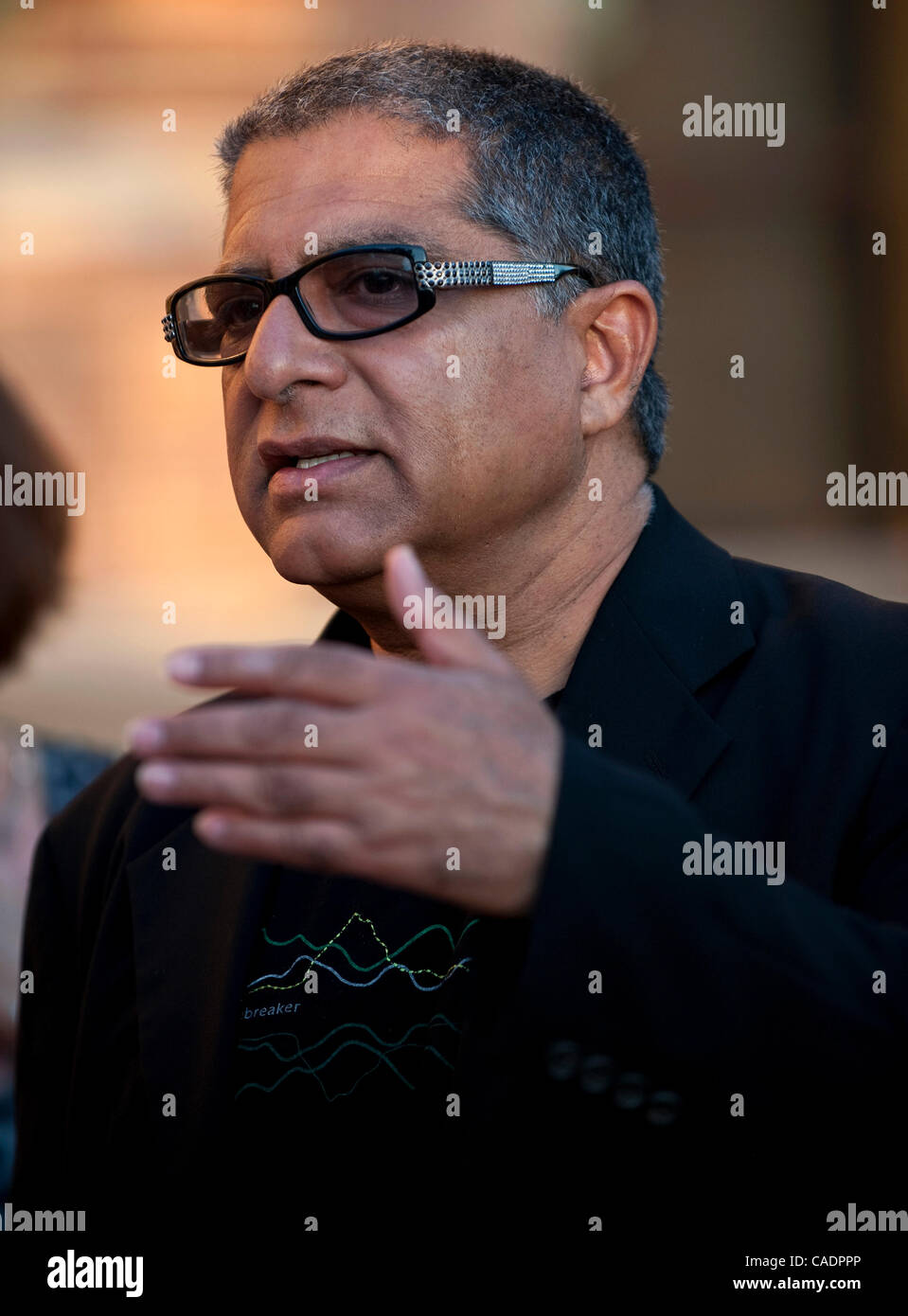 Agosto 31, 2010 - Los Angeles, CA, Stati Uniti d'America - autore di più di 50 libri, Deepak Chopra, a 'una chiamata di evoluzione cosciente", un incontro presso la UCLA Royce Hall dotata di discussioni da evolutivo e rivoluzionario pensatori circa nuovi approcci alla accensione consapevoli delle azioni per un pianeta più sano e più Foto Stock