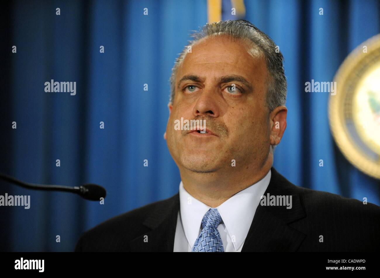 Jun 17, 2010 - Manhattan, New York, Stati Uniti d'America - GEORGE VENIZELOS, la recitazione Assistente Direttore in carica della New York divisione del campo del FBI parla come Preet Bharara, gli Stati Uniti Attorney per il Southern District di New York annuncia gli arresti come parte di un ipoteca su tutto il territorio nazionale la frode sweep che Foto Stock