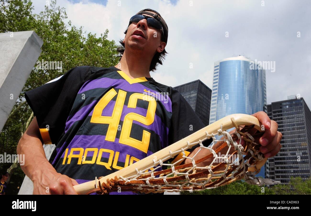 Luglio 15, 2010 - Manhattan, New York, Stati Uniti - Gewas Schindler della nazione Onondoga guarda come The Iroquois cittadini lacrosse team visita il Parco della batteria tenendo la speranza che essi saranno ammessi entrata in Inghilterra per competere in questo sport del campionato del mondo di Manchester. Il British governme Foto Stock