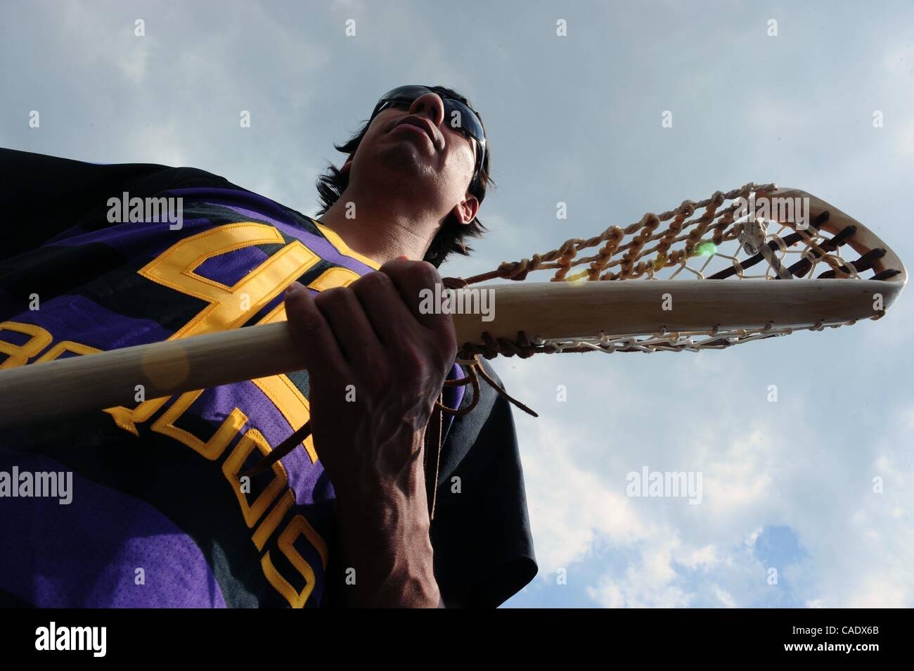 Luglio 15, 2010 - Manhattan, New York, Stati Uniti - Gewas Schindler della nazione Onondoga guarda come The Iroquois cittadini lacrosse team visita il Parco della batteria tenendo la speranza che essi saranno ammessi entrata in Inghilterra per competere in questo sport del campionato del mondo di Manchester. Il British governme Foto Stock