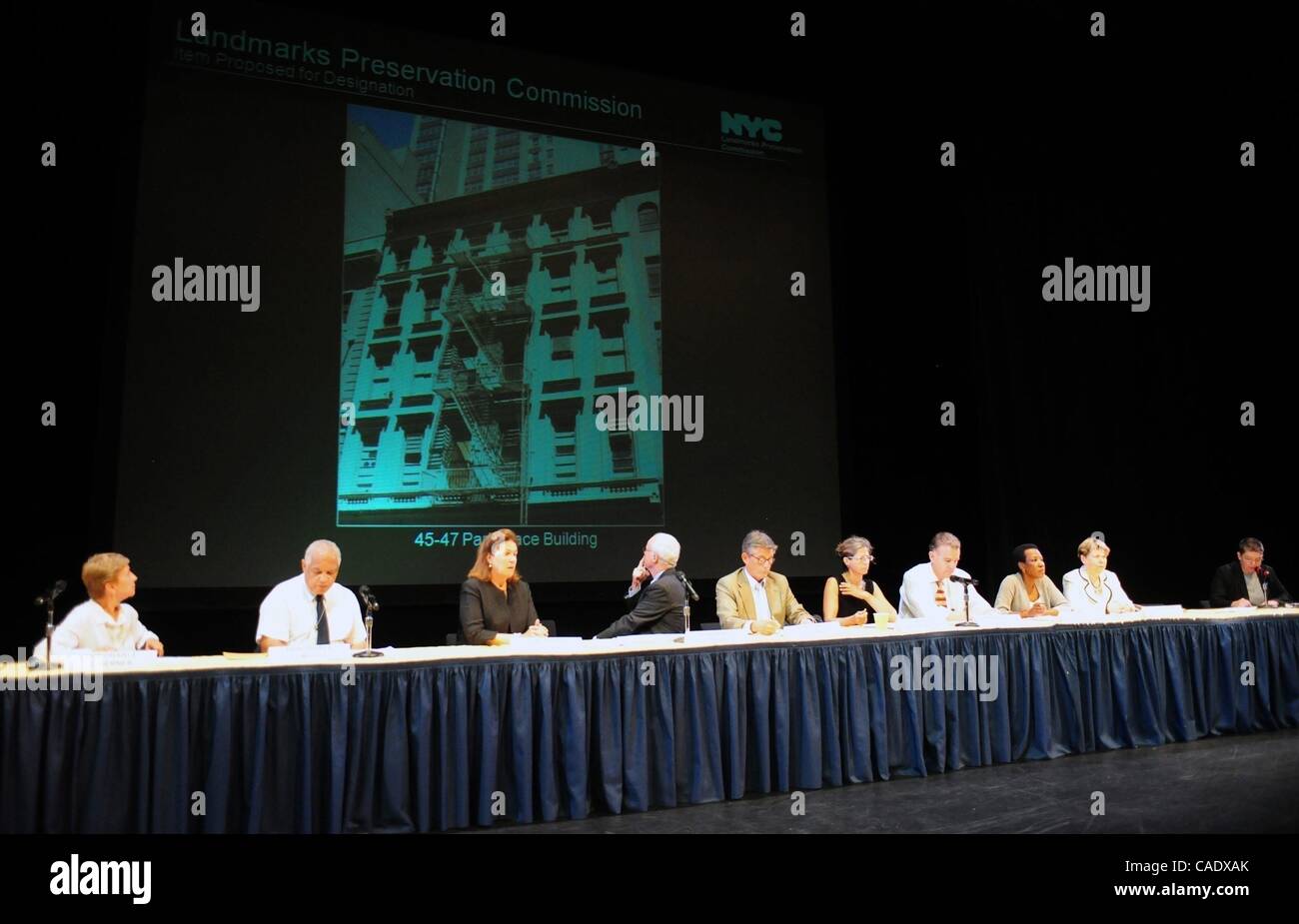 Agosto 03, 2010 - Manhattan, New York, Stati Uniti - La conservazione dei punti di riferimento la Commissione dà il via libera per la costruzione di una moschea vicino a Ground Zero con il voto all'unanimità contro la protezione del 152 - Anno - vecchio edificio sul luogo di stazionamento che stava in piedi nel modo. I membri del consiglio di amministrazione da un 9-0 votare all università di passo convenuto che Foto Stock