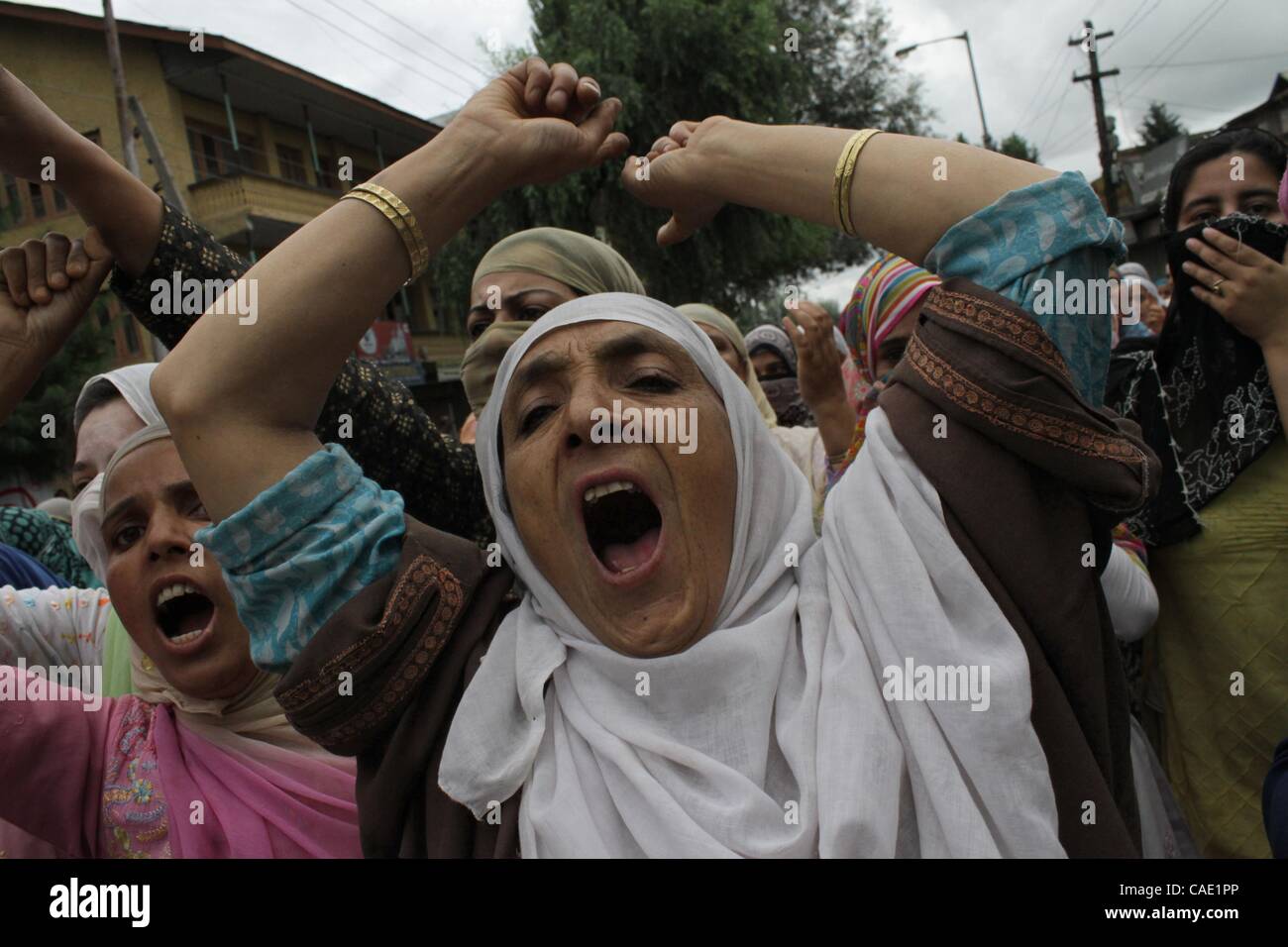 24 ago 2010 - Kashmir Srinagar, India - le donne del Kashmir piangete e urlate a una processione funebre dei diciassette anni Omer Kayoom Bhat a Soura nel suberbs di Srinagar. Omer Kayoom Bhat sostenuto le sue ferite come pochi giorni indietro quando è stato battuto dalla polizia venerdì 20 agosto 2010. Egli è stato ammettere Foto Stock