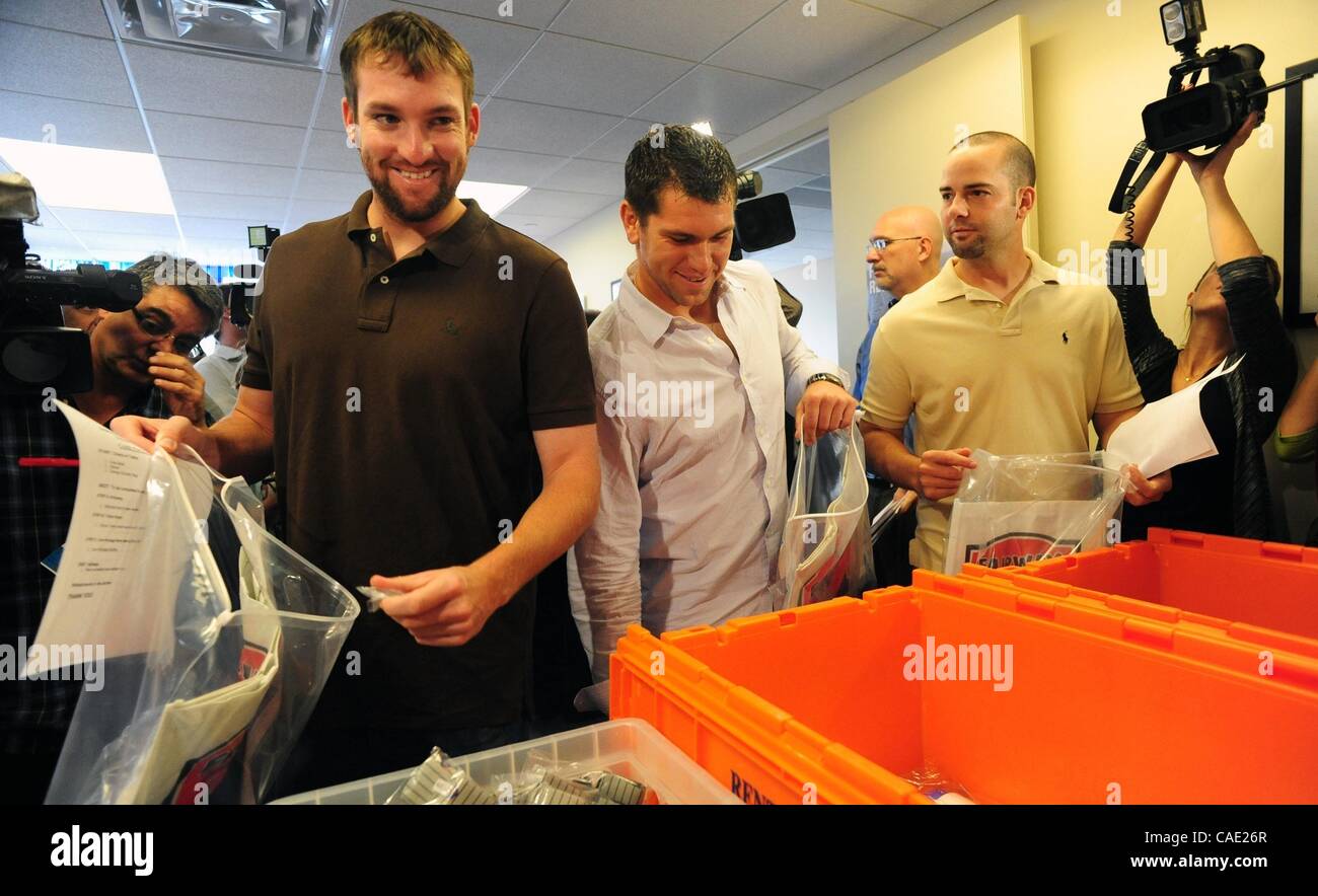 Sett. 9, 2010 - Manhattan, New York, Stati Uniti - NY Mets giocatori JOSH THOLE (L), Bobby PARNELL (C) e DILLON MCGEE (R) e i volontari assemblare 400 pacchetti di cura per l'equipaggio della USS New York, l'LPD 21 Navy nave costruita con 7,5 tonnellate del World Trade Center di acciaio presso gli uffici del tributo WTC Visito Foto Stock