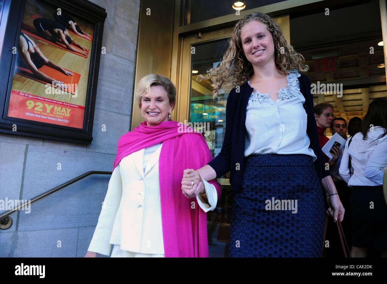 Sett. 14, 2010 - Manhattan, New York, Stati Uniti - Congressista CAROLYN MALONEY (D-NY) uniti da sua figlia Cristina, proietta la sua votazione alla 92ma strada Y su primario giorno questa mattina. Sost. Maloney, un termine di nove che incombe, è sfidata per la XIV quartiere congressuale sede da Indian American ri Foto Stock