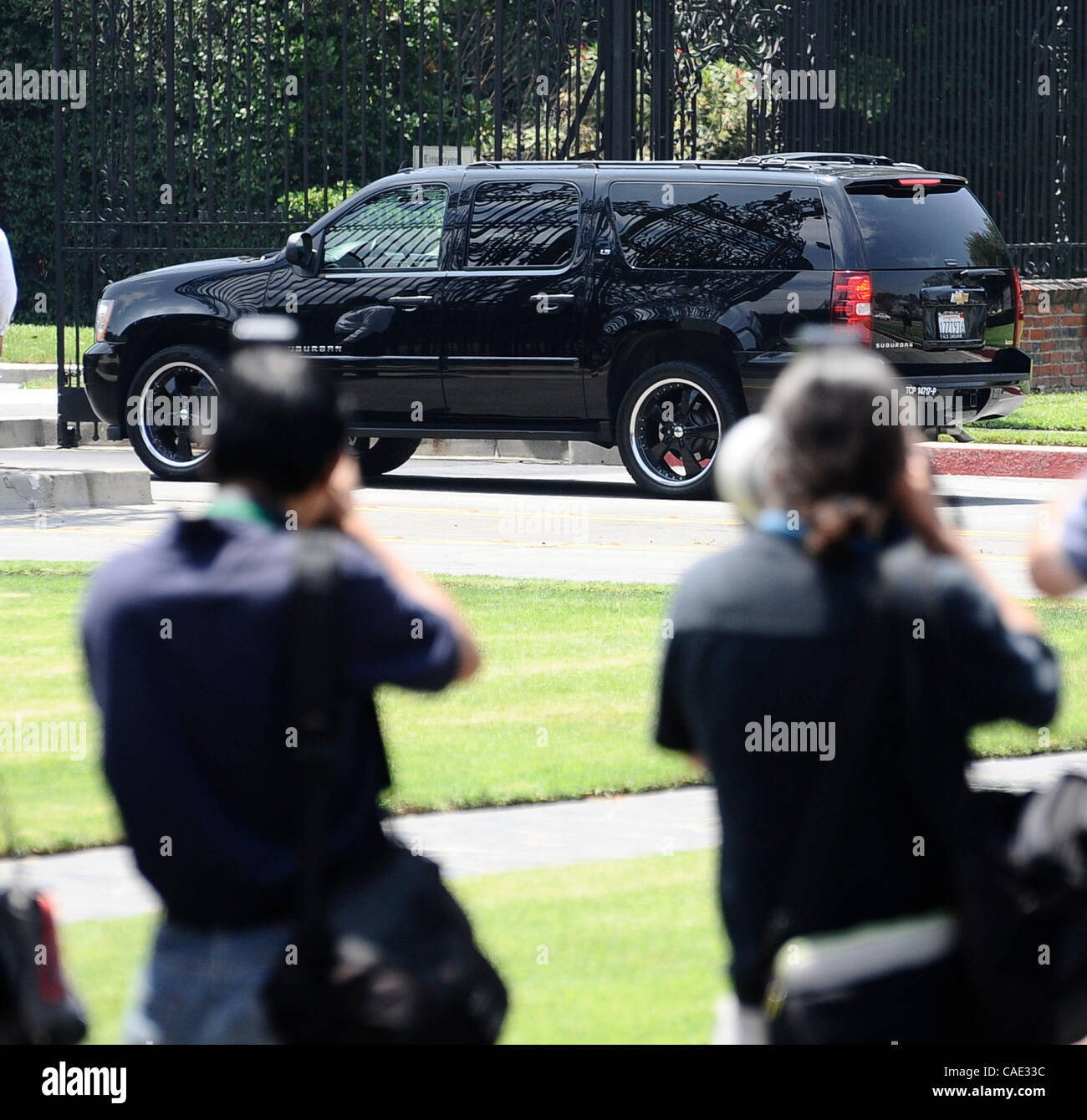 Giugno 25,2010 - Glendale, California, Stati Uniti d'America. Jackson familiari fanno il loro modo in Forest Lawn segnando un anniversario di Michael Jackson erano morte egli fu messo a riposo a Glendale Forest Lawn in Glendale CA. (Credito Immagine: © Gene Blevins/ZUMApress.com) Foto Stock