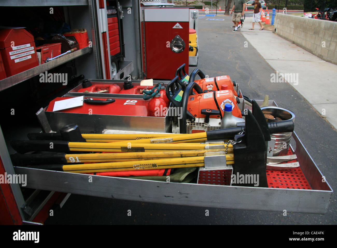 Aug 28, 2010 - Dana Point, California, Stati Uniti - Orange County autorità antincendio di medie unità di salvataggio fire carrello visualizza varie attrezzature, compresi gli assi. Questo anno di preparazione alle situazioni di emergenza Expo in Dana Point featured decine di manifestazioni, espositori, veicolo d'emergenza visualizza, elicotteri, grandi poli Foto Stock