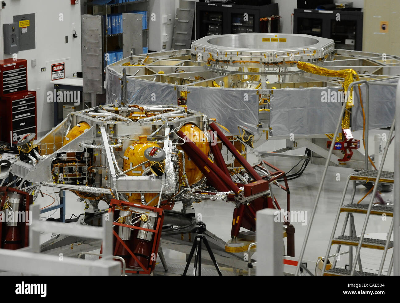 Settembre 16,2010 - Pasadena, California, Stati Uniti d'America. NASA Jet Propulsion Laboratory visualizzare alcune delle altre parti della sonda che consegnerà ''Curiosità " la nuova rover all'interno del JPL veicolo spaziale dell'impianto di assemblaggio. Il rover è la dimensione di un piccolo SUV e ha ancora mesi di assemblaggio e collaudo rem Foto Stock