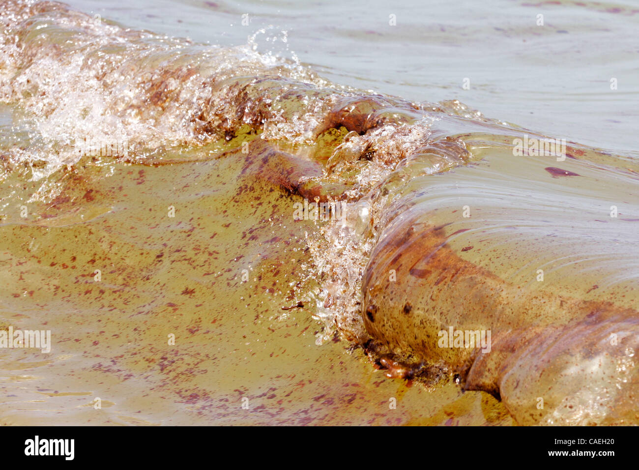Gocce di olio rotolare in una onda presso la spiaggia di Orange Beach, Alabama USA il 13 giugno 2010. L'olio viene dalla Deepwater Horizon fuoriuscita di petrolio nel golfo del Messico. Foto Stock