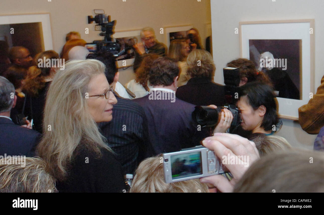 La fotografa Annie Leibovitz si muove attraverso la folla mentre conduce un tour del suo lavoro, 'Annia Leibovitz: una vita fotografi, 1990-2005" presso la Legione di Onore Museum di San Francisco, California, venerdì 29 febbraio 2008. Leibovitz che è noto per le sue immagini della cultura americana delle icone è diventata su Foto Stock