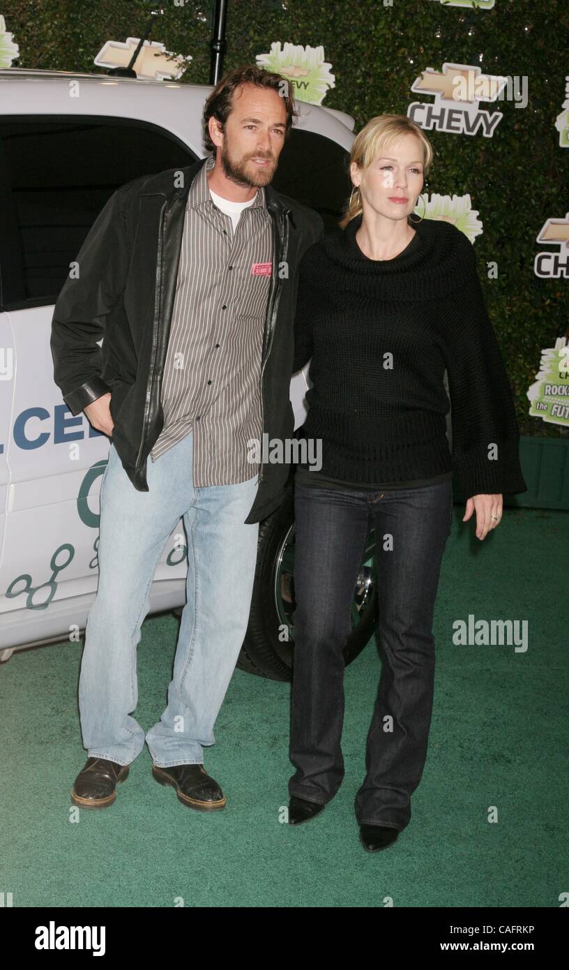 Febbraio 19, 2008 - Hollywood, California, Stati Uniti - Ho12997CHW.''CHEVY rocce il futuro'' INTRODUZIONE DI GIOVANI PERSONALITÀ DI HOLLYWOOD A GM'S creative soluzioni ambientali.Walt Disney Studios, Burbank , CA .02/19/08.LUKE PERRY E Jennie Garth (credito Immagine: Â© Clinton Wallace/Globe foto/ZUMAPRESS.com) Foto Stock