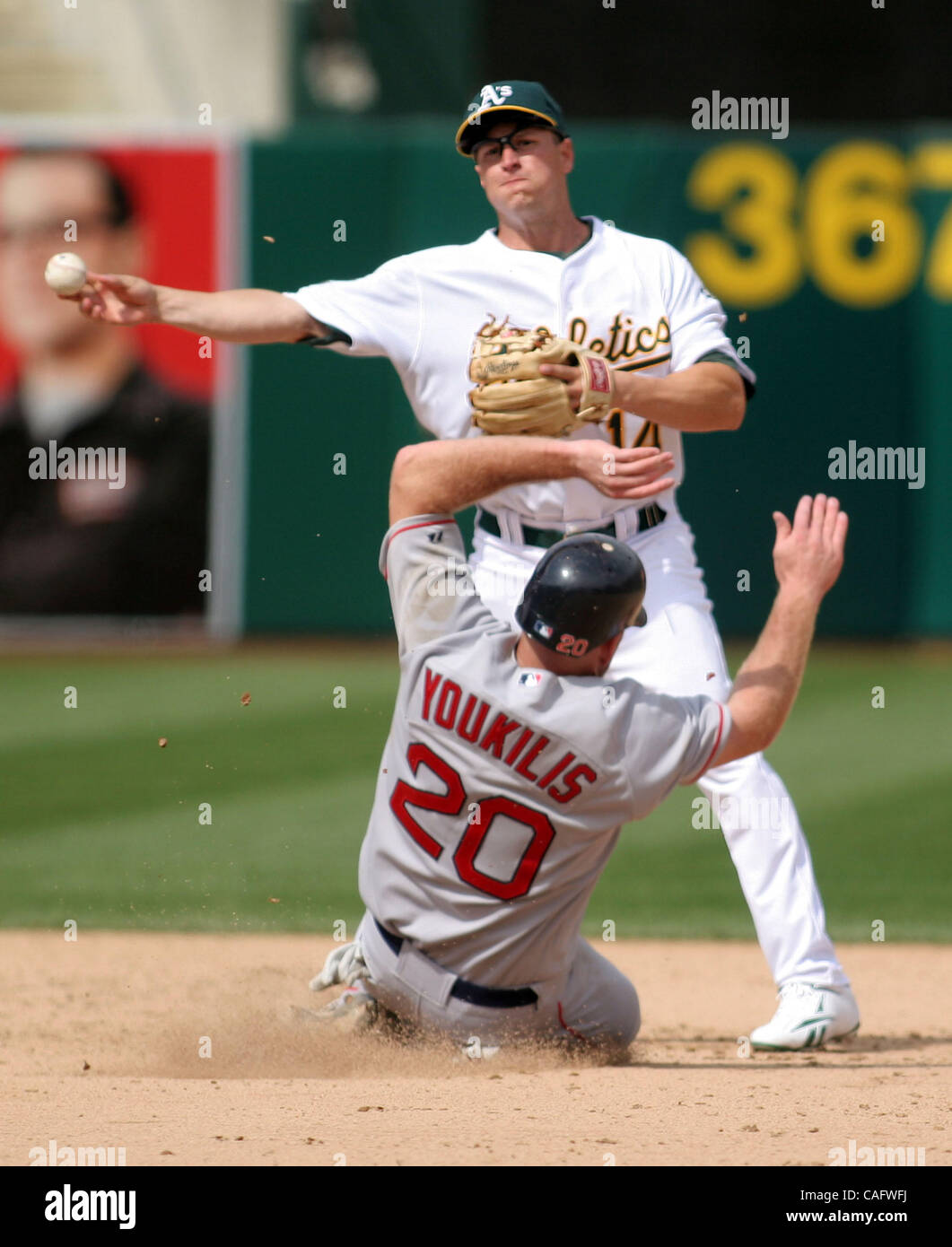 A seconda baseman Mark Ellis gira un doppio gioco mentre Redsox primo baseman Kevin Youkilis scorre nella seconda durante l'ottavo inning della loro Major League Baseball gioco a Oakland, in California Mercoledì, 02 marzo 2008. (Dean Coppola/Contra Costa Times) Foto Stock