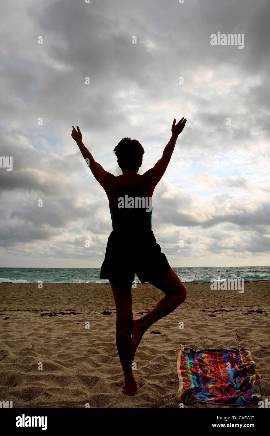 022108 gio yoga 0048993una foto personale da Bruce R. Bennett/Palm Beach post -- North Palm Beach -- un partecipante in una classe guidato da Annemarie Phelan (cq, non raffigurata) le pratiche yoga sulla spiaggia a John D. MacArthur Beach State Park giovedì mattina. L'ora-lunga sessione sulla spiaggia, che si tiene ogni Foto Stock